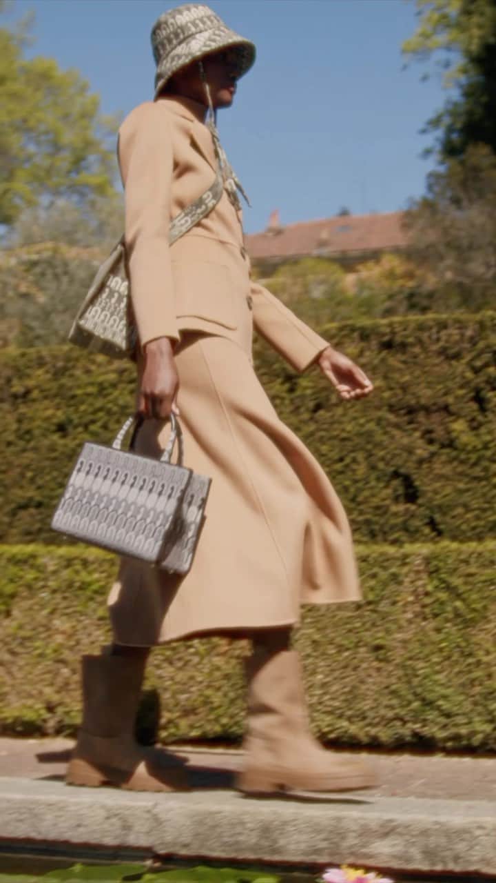 フルラのインスタグラム：「A 𝒢𝒾𝒶𝓇𝒹𝒾𝓃𝑜 completes the house, a bag complements the person. Discover Furla Opportunity.  #ItalybyFurla #FurlaFW23  Photographer & Film Director: Paolo Zambaldi (@paolozambaldi) Art Direction and graphic design by Roberto Da Pozzo (@roberto_da_pozzo) Styling by: Carola Bianchi (@carolabianchi1) Glam by:  Make up Artist: Seiko Nishigori (seikonishigori) Hair Stylist: Pierpaolo Lai (@pierpaololaihair)」