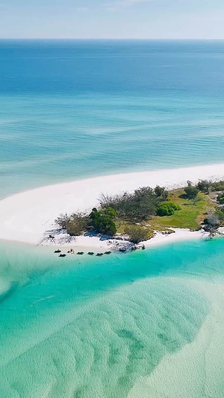 Australiaのインスタグラム：「Can you guess where we’re soaking up the good vibes today?☀️ If you guessed the one and only @visitkgarifraserisland in @queensland’s @visitfrasercoast region, give yourself a pat on the back 👏. Home to the local Butchulla people, no trip to the World Heritage-listed K’gari is complete without a visit to #EliCreek, Boorangoora (#LakeMcKenzie) and #75milebeach. Set off on a self-guided adventure or join @tasmanventure, @fraserexplorertours or @kingfisherbayresort to see the island’s most iconic sights.   🎥: @_doolife   📍: K’gari, #Queensland   #SeeAustralia #ComeAndSayGday #ThisIsQueensland #VisitKgariFraserIsland」
