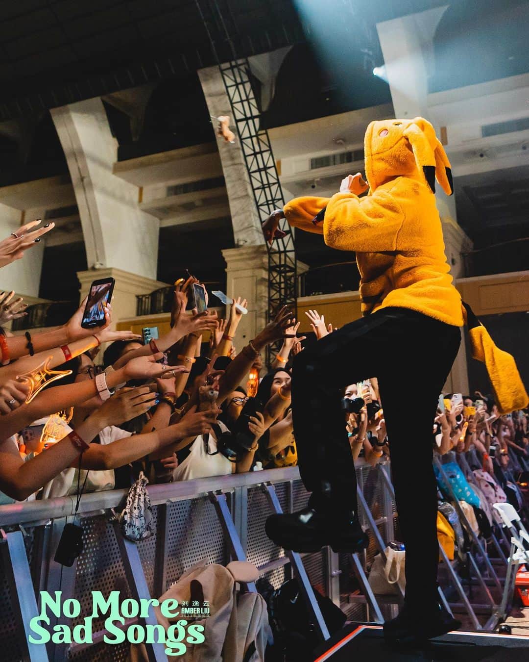 アンバー さんのインスタグラム写真 - (アンバー Instagram)「Guangzhou💛🧡 the first leg of the No More Sad Songs Tour is over and i can’t express how f*cking grateful i am to you guys. There were def times where i was tired af but feeling your guys’ energy and hearing you all sing with me really kept me going. I’ll see you all in 2024 for LEG 2 of tour! Love you guys always! LLAMA NEEDS TO GO NAP NOW 🦙」8月24日 19時00分 - amberliu