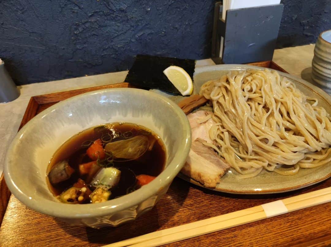 つけMen野郎のインスタグラム：「つけめん清澄 Homemade Ramen 青麦 この日は並ばずにすんなり入店。未食のつけめん清澄。季節に合せているのかな、つけ汁にはオクラナストマトなどが入る。麺はやや硬め仕上がりで、蕎麦っぽさを強く感じる平打ち麺。備え付けの塩が粗めで付けて食べるとおいしい。つけ汁はらあめん同様にいりこ出汁が感じられ、他にも不思議な風味もある。おいしいけどらあめんの方がスープ、麺の組み合わせ好きだったなぁ。お次は清濁つけかな。」