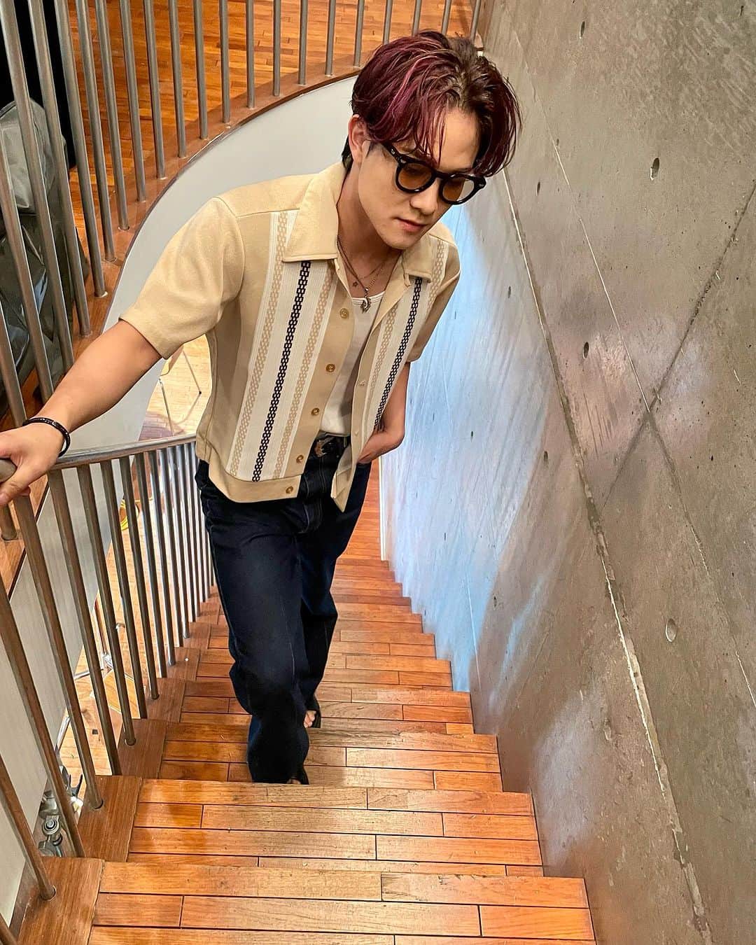 のインスタグラム：「วันนี้ก็ไปเรียนภาษาไทยกันมาครับ  เมมเบอร์ในวงทุกคนตอนนี้ กำลังตั้งใจเตรียมตัวกันอย่างเต็มที่ เพื่อที่จะได้โชว์การเพอฟอร์มที่ดีที่สุดต่อหน้าชาวไทยทุกคนครับ  今日もタイ語レッスンをしていました😄  メンバー一同 バンコク日本博で、タイの皆さんに最高のパフォーマンスを届けられるよう、気合い入れて準備をしています👍  #THERAMPAGE」