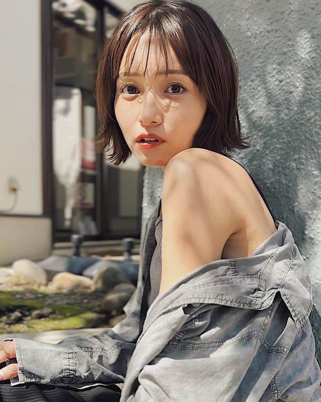 山内 大成 のインスタグラム：「#美人過ぎる看護師　#外ハネボブ ( @i._hair_tonsan ) ショートから伸ばす時におすすめです🤗🧡  #ショートヘアスタイル#サイドスタイル#ヘアスタイル#ショートカット#ボブ#ショート#ショートヘア#ショートボブ#丸みショート#ショート女子#前髪カット」
