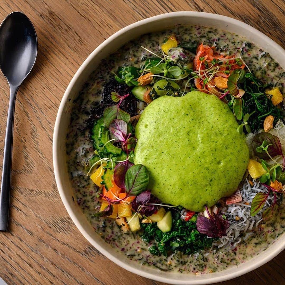 azumiのインスタグラム：「こちらは 【お茶畑サラダ　野菜のサイフォン】（店内のみ） 玉露の茶殻を使ったお茶畑に見立てたサラダです🥗 めちゃくちゃ美味しかった！ 玉露のような上質なお茶は、茶殻も召し上がっていただけます 飲むだけでは摂れない不水溶性の栄養素がそのままいただけるのです  ビタミンA、ビタミンE、ビタミンKなどのビタミンや食物繊維が豊富に含まれ、アンチエイジングや生活習慣病予防、疲れ目などに効果的な栄養素を含んでいますよー！ @bluenote_place @yebisu_garden_place  8/26,27  【GOOD MUSIC TERRACE】  #azumicha #日本茶インストラクター #日本茶アドバイザー #日本茶 #茶殻レシピ #茶殻 #bluenoteplace」