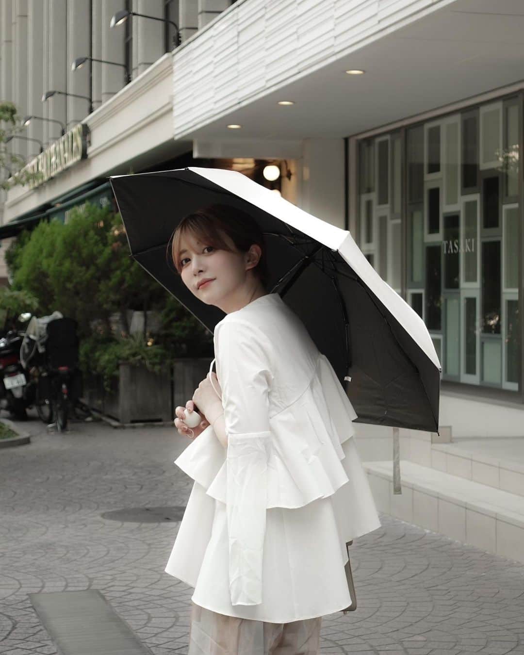 ゆ い りさんのインスタグラム写真 - (ゆ い りInstagram)「毎日本当に溶けそう、、🫠☀️ 外歩く時は日傘が欠かせないんやけど、最近はコンパクトな折りたたみタイプを使うようにしてる⛱️ これ、おすすめだよ〜持ち手が丸くてかわいいの🐹🤍 雨天兼用なのありがたい🍑  大きい傘を電車に忘れたこともはや5回以上…(やばすぎ😂) これからはコンパクト使います🥹🥹  @_novae.jp_ #日傘 #折りたたみ傘」8月24日 20時35分 - pamyuiri