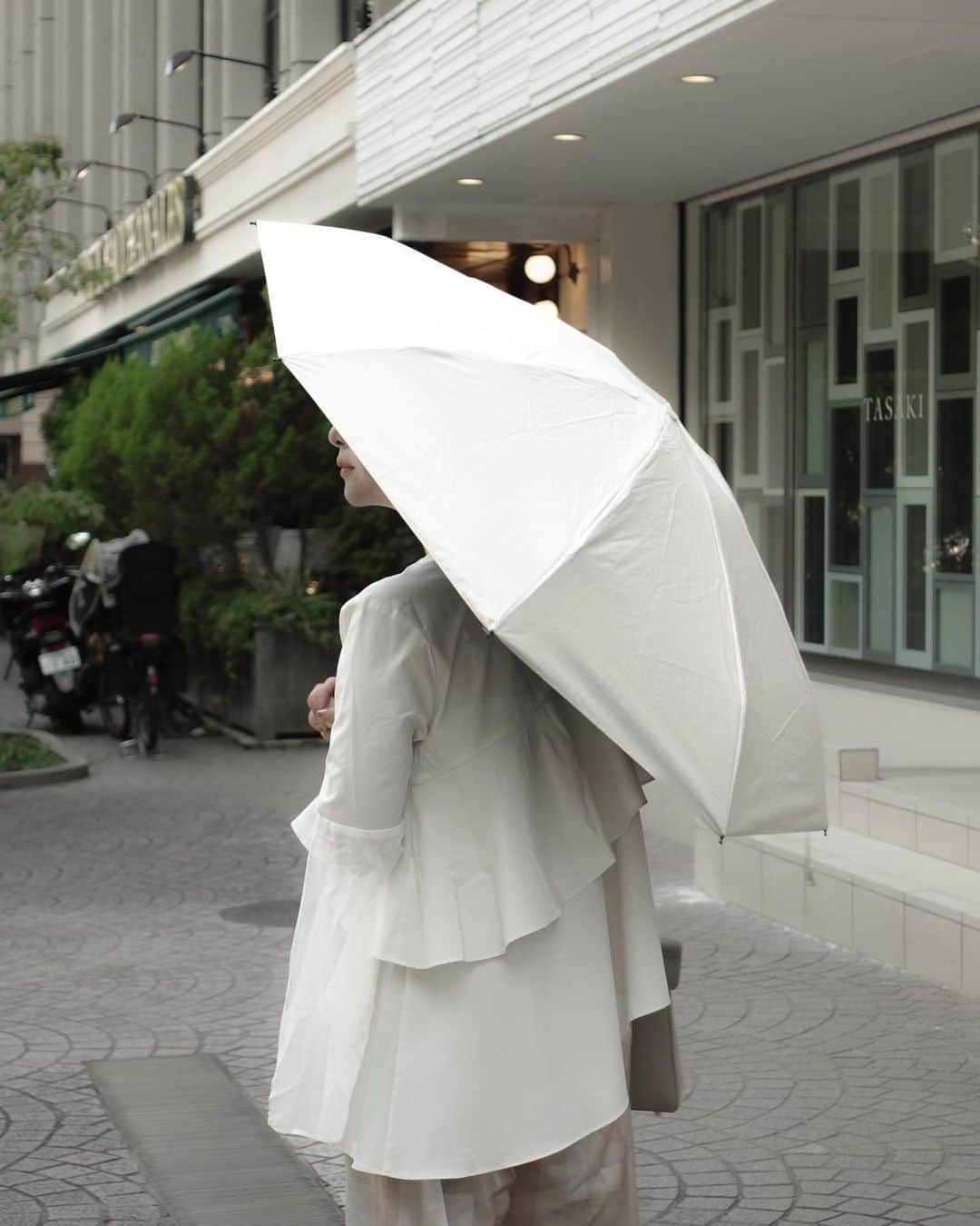 ゆ い りさんのインスタグラム写真 - (ゆ い りInstagram)「毎日本当に溶けそう、、🫠☀️ 外歩く時は日傘が欠かせないんやけど、最近はコンパクトな折りたたみタイプを使うようにしてる⛱️ これ、おすすめだよ〜持ち手が丸くてかわいいの🐹🤍 雨天兼用なのありがたい🍑  大きい傘を電車に忘れたこともはや5回以上…(やばすぎ😂) これからはコンパクト使います🥹🥹  @_novae.jp_ #日傘 #折りたたみ傘」8月24日 20時35分 - pamyuiri