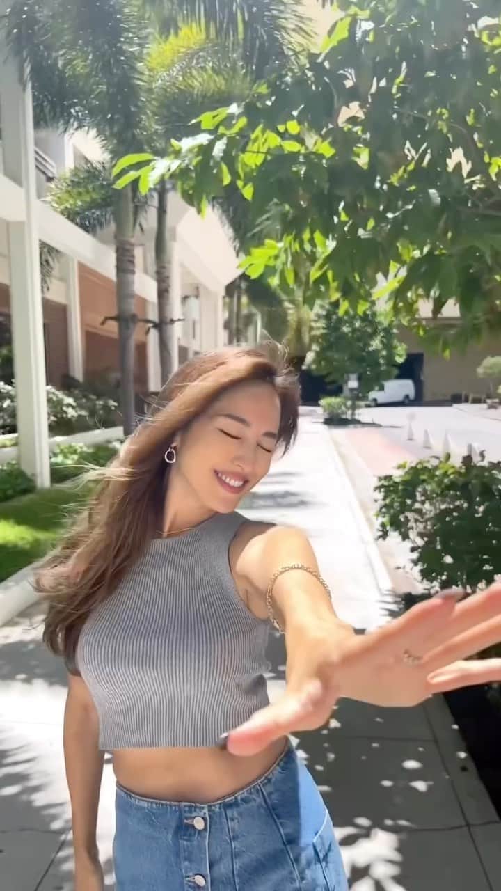 Mieのインスタグラム：「涼しくてあったかい8月のハワイだよ✨ 今週は色々なお仕事が詰まっていて充実感と楽しさで心が満タン🤍  年々歳を重ねていくうちに過ぎていく1日の早さが、さらにさらに走り去るかのように早く感じる🤍だからこそ幸せを満たしてくれる愛する人たちを懸命に愛して、無駄な時間は省く。丁寧に人を大切に、そんな風に生きていかないと損だ✨  みんないつもありがと🤍 美容液買ったよDMありがとね😊🙏  #ハワイ #旅 #hawaiilife #hawaiirealtor  #ハワイ生活  #ワイキキ  #ビーチ」