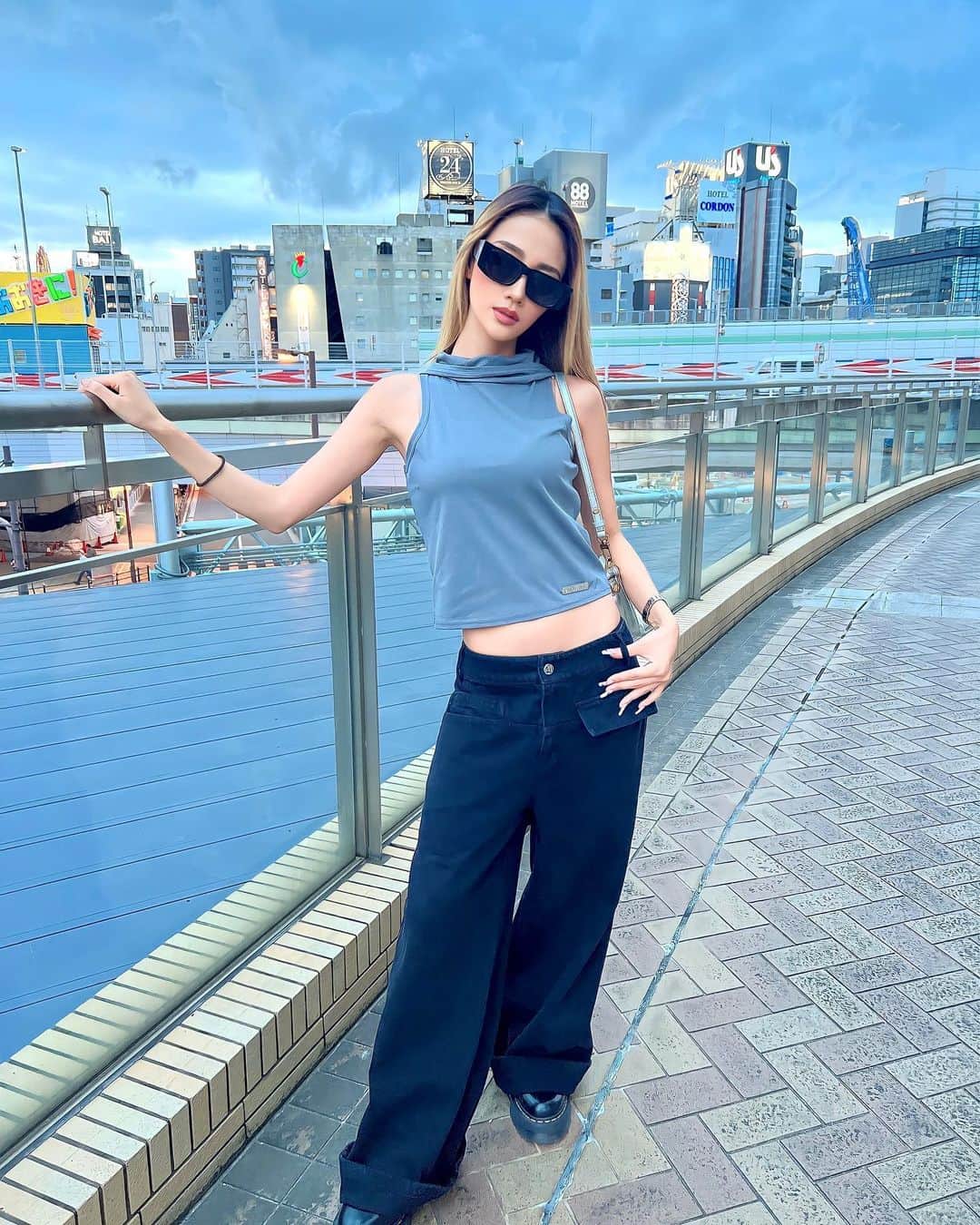 MIKUのインスタグラム：「🖤🩶 . このサングラス付けがち🕶️ .」
