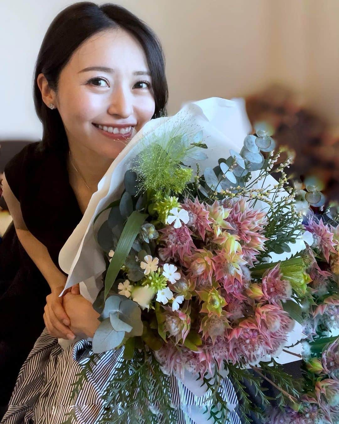 黒澤ゆりかのインスタグラム：「お家にはなるべく お花を常に飾って置きたくて、色々植物があるんですが、世界の花屋っていうお花のサブスクをはじめたよ💐☺️  世界中のお花が毎月届くのだけど、珍しいのもあって楽しくて飽きなそう😆✨  コロナ明けて外出も増えたけど、お家も変わらず花ある暮らし続けていきたいな😊  #💐」