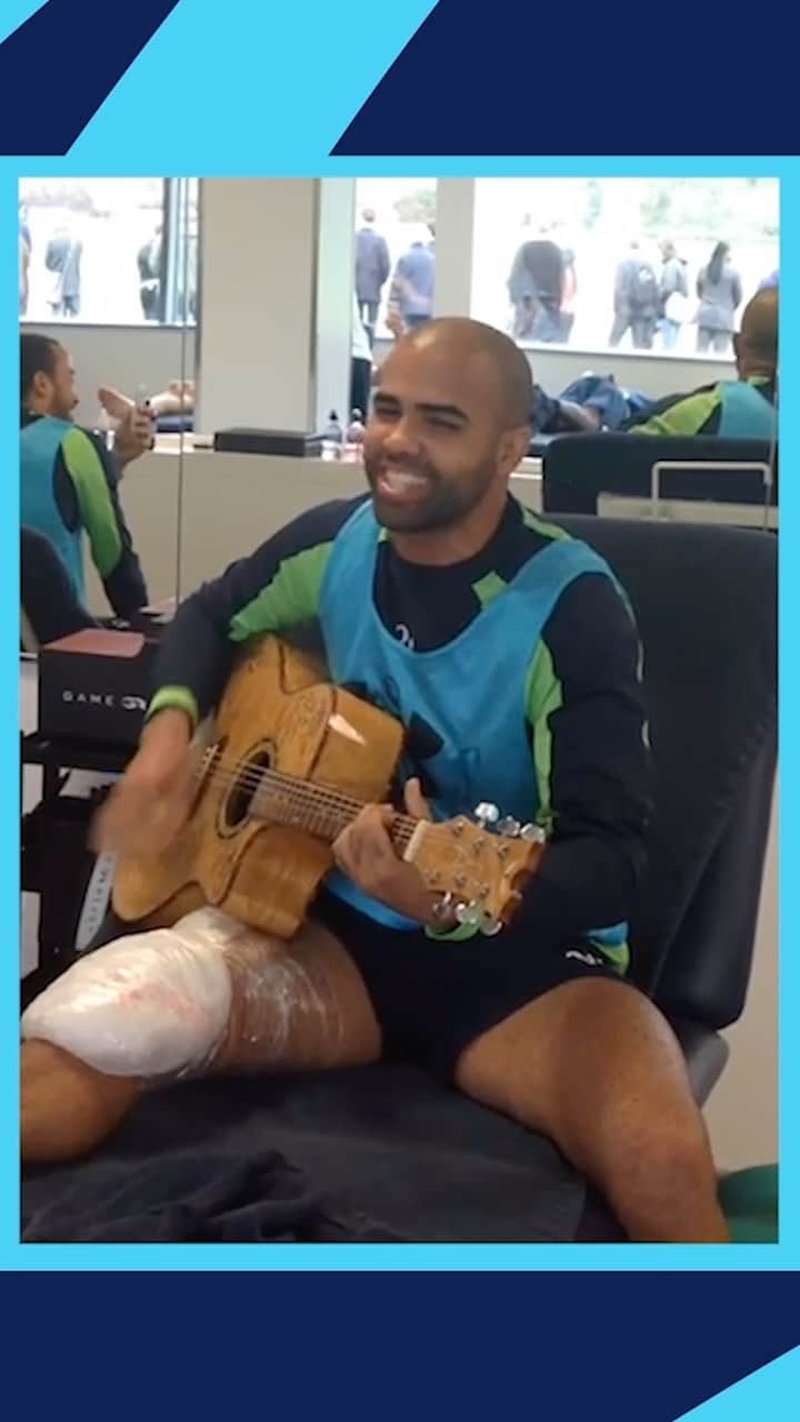 サンドロ・ラニエリ・ギマランイス・コルデイロのインスタグラム：「Sandro doing Sandro things 🎸   Entertaining on and off the pitch 🤍  Our latest episode of Off The Shelf is now available on all podcast hosting platforms! 🎧」