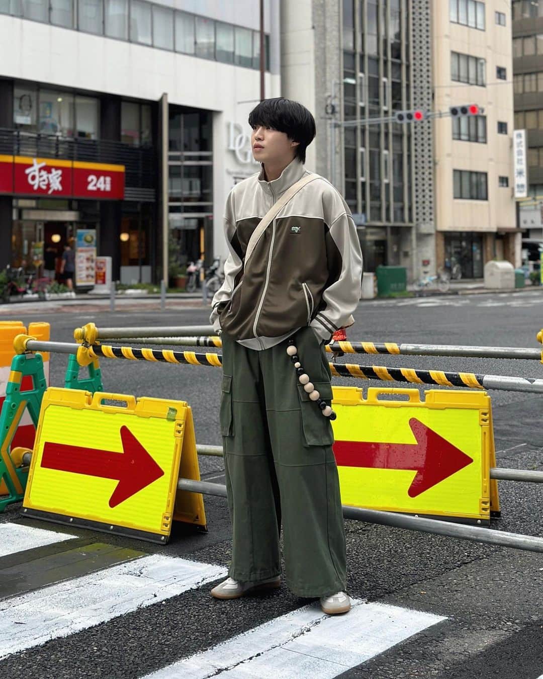 がーくんのインスタグラム：「【重大発表】  ルクア大阪とのコラボ企画でもよく行ってるL.H.PさんのDanke Schön.( @dankeschon_official )と自分のブランドGIDEAL.( @gideal_official )でコラボアイテムを作りました🔥  光沢感のあるポリエステルの日本生地を使って国内の工場で製作したメイドインジャパンのトラックジャケットとトラックパンツ🏃  コラボって事で配色は新鮮な感じの色味の2色を✌︎  発売記念で自分も店頭に立つイベントをするんで時間のある方は遊びに来てください🔥  ■発売記念イベント詳細  日程：8月26日（土） 時間：10:30～16:00 場所：LHP LUCUA 大阪 住所：〒530-8558 大阪府 大阪市 北区梅田3-1-3 LUCUA osaka 7F  ※こちらの商品の販売はL.H.Pルクア大阪店のみでのお取り扱いになります。 通販でのお買い物をご希望の方はL.H.Pルクア大阪店の公式アカウントDM( @lhp_lucuaosaka )もしくL.H.Pルクア大阪店へのお電話で購入可能になります。」