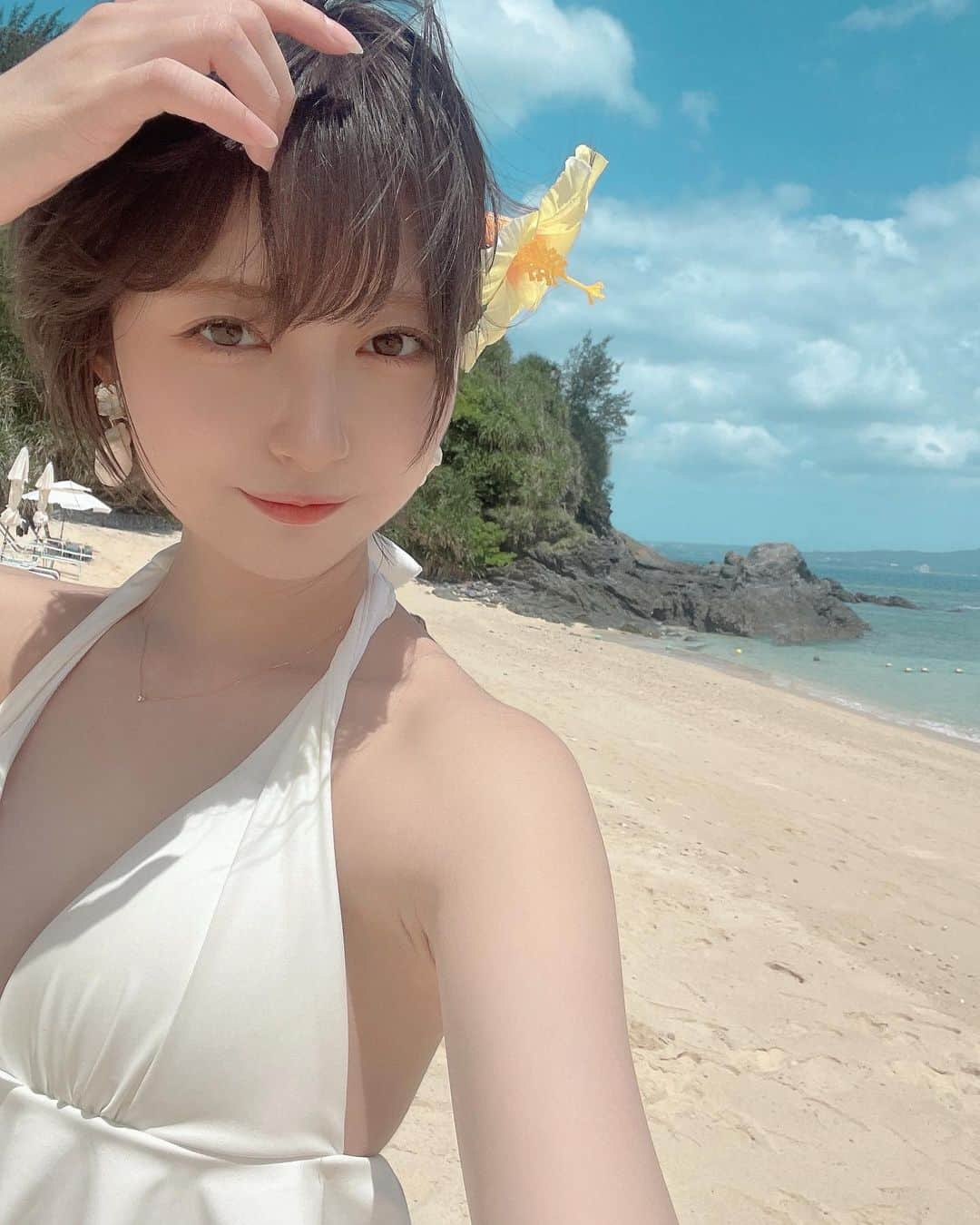 こばしり。さんのインスタグラム写真 - (こばしり。Instagram)「写真集のオフショ💭 白い水着そんな着たことないけど、写真集でみんなに好評で嬉しかった🌼 ハイビスカスはお土産屋さんで買ったよ🌺  3枚目はカメラマンさんに「砂で遊んでみよっかー」って言われたけど遊び方分からなくて甲子園敗北になったうち。  4枚目は「海で自由に遊んでみてー」って言われたけど遊んだこと無くて泳げないから手を浸してみたうちです。  みんなは海で遊ぶ時、何するの？🏖️ (水際で正座した事しかない)」8月24日 19時07分 - lovetomato_24