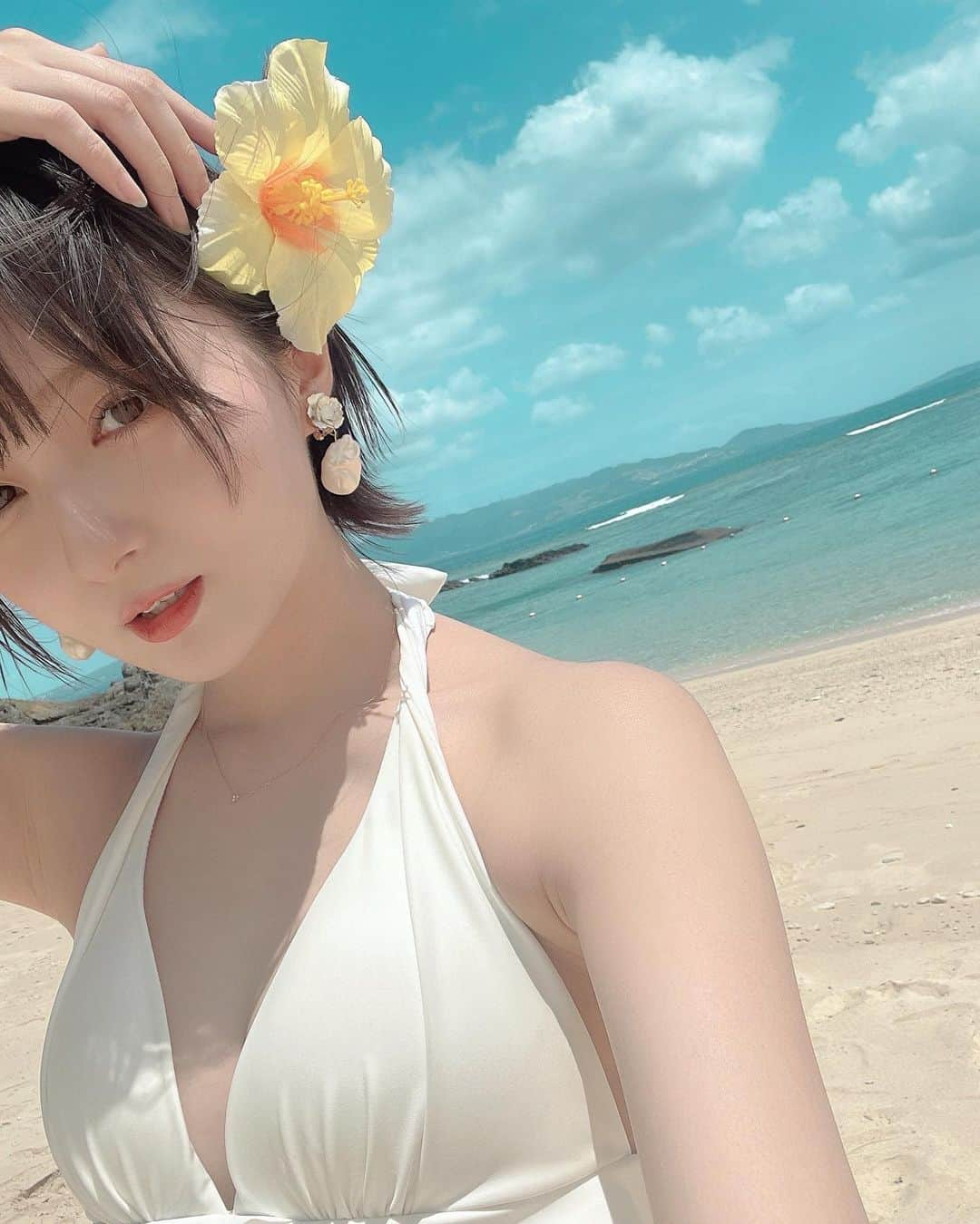 こばしり。のインスタグラム：「写真集のオフショ💭 白い水着そんな着たことないけど、写真集でみんなに好評で嬉しかった🌼 ハイビスカスはお土産屋さんで買ったよ🌺  3枚目はカメラマンさんに「砂で遊んでみよっかー」って言われたけど遊び方分からなくて甲子園敗北になったうち。  4枚目は「海で自由に遊んでみてー」って言われたけど遊んだこと無くて泳げないから手を浸してみたうちです。  みんなは海で遊ぶ時、何するの？🏖️ (水際で正座した事しかない)」