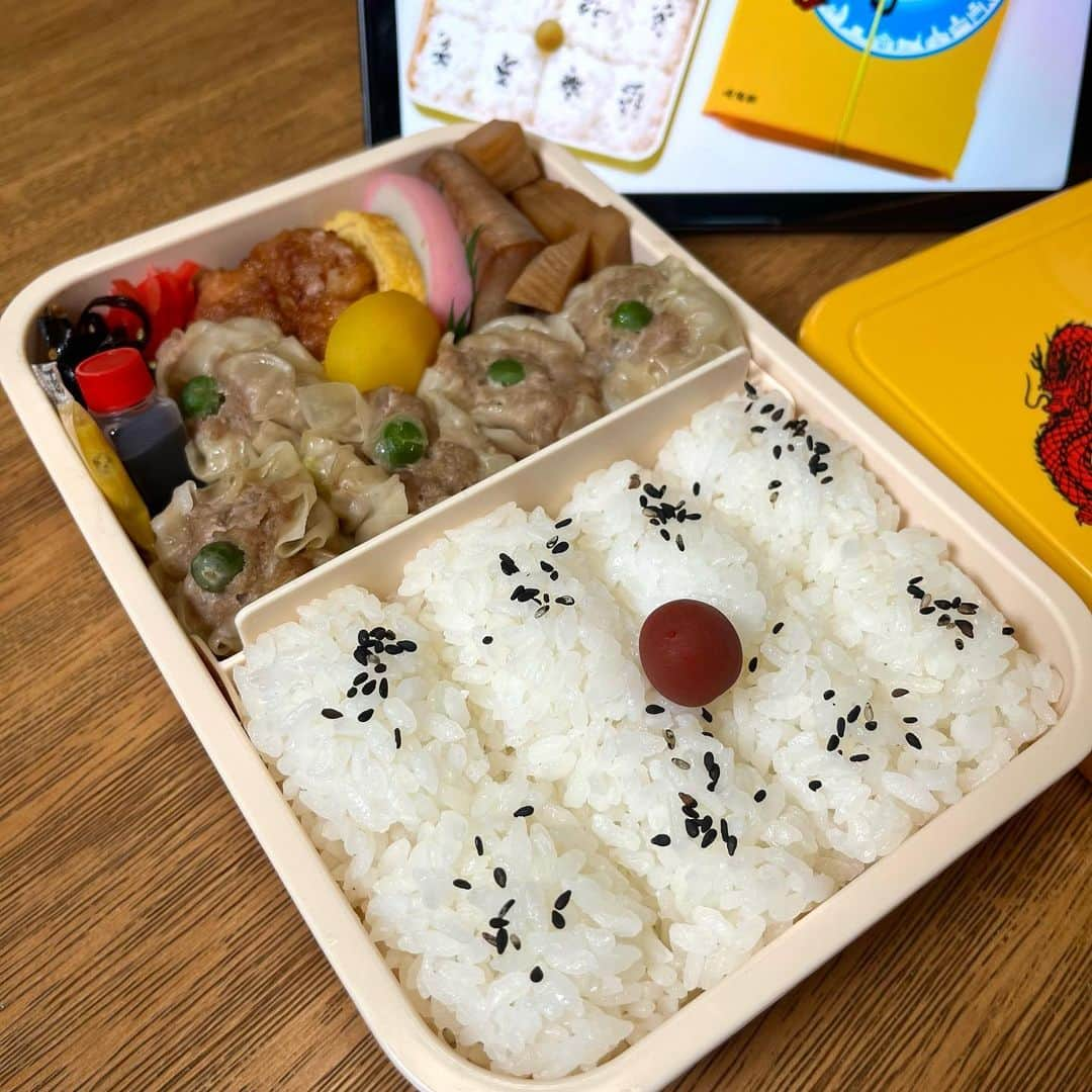 ぴーきちさんのインスタグラム写真 - (ぴーきちInstagram)「【崎陽軒/再現シウマイ弁当】  崎陽軒知ってる！？  酒飲み夫が妻のために作るお弁当 崎陽軒のシウマイ弁当を再現してみた😋🙌  menu🍽 ⚫︎ 俵型ご飯（小梅、黒胡麻） ⚫︎ シウマイ ⚫︎ 鮪の漬け焼 ⚫︎ 蒲鉾 ⚫︎ 鶏の唐揚げ ⚫︎ 玉子焼き ⚫︎ 筍煮  レシピはまた動画にしてアップしていきます🕺  #お弁当 #弁当  #崎陽軒 #シウマイ弁当 #作り置き #再現  ～～～～～～～～～～～～～～～～～～～～～～～～～～～～～  初のレシピ本「仕事終わりにのあとでも作る気になる おつかれごはん」出版中です！！！ よかったらチェックしてみてください🥰✨  #おつまみ  #おうち時間  #おうち居酒屋  #料理動画  #料理レシピ  #簡単レシピ  #簡単おつまみ  #おかず  #レシピ」8月24日 19時18分 - pikichidesuyo