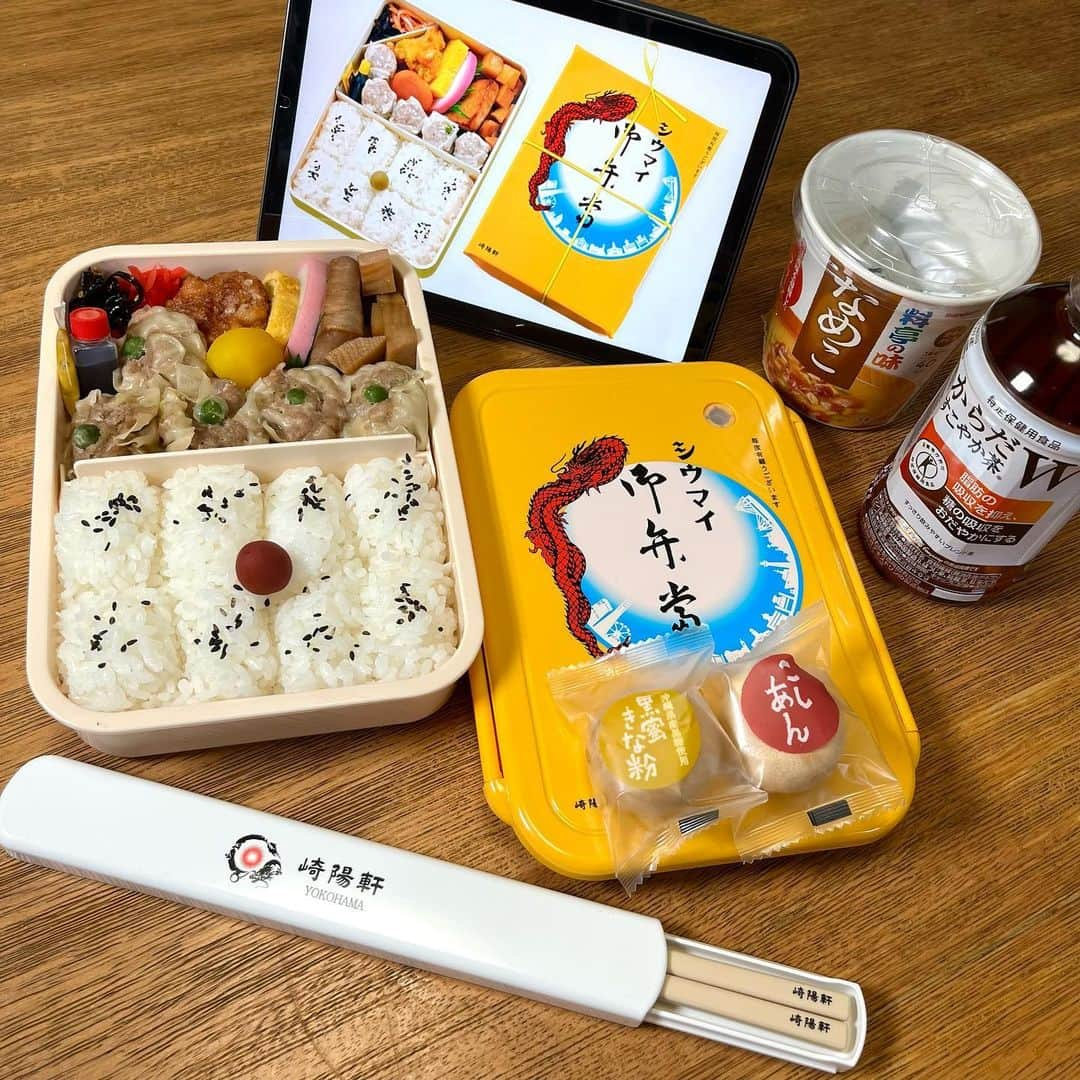 ぴーきちさんのインスタグラム写真 - (ぴーきちInstagram)「【崎陽軒/再現シウマイ弁当】  崎陽軒知ってる！？  酒飲み夫が妻のために作るお弁当 崎陽軒のシウマイ弁当を再現してみた😋🙌  menu🍽 ⚫︎ 俵型ご飯（小梅、黒胡麻） ⚫︎ シウマイ ⚫︎ 鮪の漬け焼 ⚫︎ 蒲鉾 ⚫︎ 鶏の唐揚げ ⚫︎ 玉子焼き ⚫︎ 筍煮  レシピはまた動画にしてアップしていきます🕺  #お弁当 #弁当  #崎陽軒 #シウマイ弁当 #作り置き #再現  ～～～～～～～～～～～～～～～～～～～～～～～～～～～～～  初のレシピ本「仕事終わりにのあとでも作る気になる おつかれごはん」出版中です！！！ よかったらチェックしてみてください🥰✨  #おつまみ  #おうち時間  #おうち居酒屋  #料理動画  #料理レシピ  #簡単レシピ  #簡単おつまみ  #おかず  #レシピ」8月24日 19時18分 - pikichidesuyo