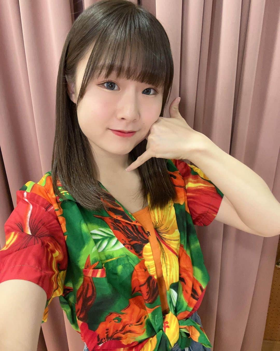 新倉愛海のインスタグラム：「いつかのアロハ🌺 ⁡ あっという間に８月が終わっちゃいそう！ まだまだ夏を楽しまないと〜🍉✨ ⁡ 今年はアイス何個食べたかな？ やっぱりチョコミント味が好きなんだ〜🍫💓 ⁡ #アプガ2 #にきちゃん #オフショット #アロハシャツ #カラコン ついてた！ #Japaneseidol #ハッピーオレンジ 🧡」