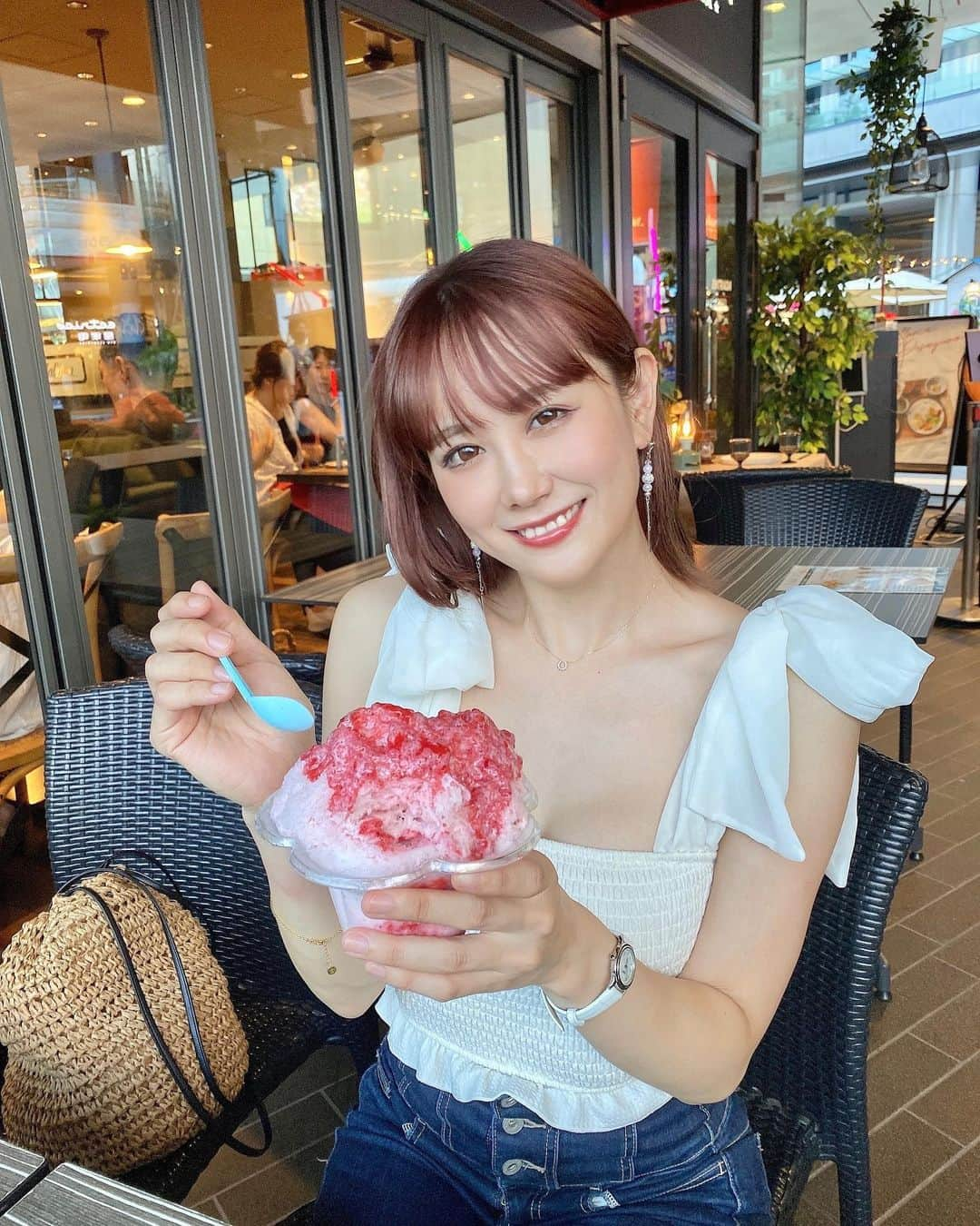 日向カンナさんのインスタグラム写真 - (日向カンナInstagram)「かき氷キラーのカンナです🍧😎 Free休憩席なら、めぐもOKとのことだったので、夕方のお散歩がてらテラスのFree休憩席へ♪（Freeなのに、オシャレ過ぎるよ🙈）  ママはかき氷、めぐにはお水とジャーキーおやつを持参です🫶🏻  このサイズのかき氷が、890円でお手頃かも！って思うようになったのは、現代のオシャレかき氷達に感覚をバグらされました🙈💦ぬん！ シロップ多過ぎて、一瞬でドリンクです！笑 2枚目が物語っていますね。笑 でも、いちごミルクはやっぱり最高だね🍧💕  そして、オシャレ過ぎる夏祭りもやってて、ワンちゃん友達と羨ましく外から眺めておりました🍉ワンちゃんもOKにしてほしいよ🥹めぐはほぼ人間だもの。  生演奏にアジアン料理。カオマンガイ、グリーンカレー、ガパオ、私アジアン大好き😍くぅ〜夏ですね！  でも、夏が少しずつ終わりに向かってますね💦夏が終わるの寂しいなぁ。夏にやり残したことはないですか❓ 私はね……  手持ち花火をやりたい🎇！ 去年買ったのまだ使えるかなぁ🤭？  P.S 実はこの服、水着です👙下着つけなくていいから、楽ちん♡いいでしょ♪  #夏の思い出 #かき氷 #夏祭り #夏コーデ #ペキニーズ #犬のいる暮らし #かき氷部 #二子玉川 #二子玉川カフェ #summer #水着 #水着コーデ  #원스 #데일리패션  #소통 #데일리룩 #일상  #japanease #좋아요   #japaneasegirl #love #instagood  #japan #tokyo  #インフルエンサー #ダンサー #タビジョ #笑顔が人を幸せにする #笑顔が一番」8月24日 19時10分 - kanna_hinata