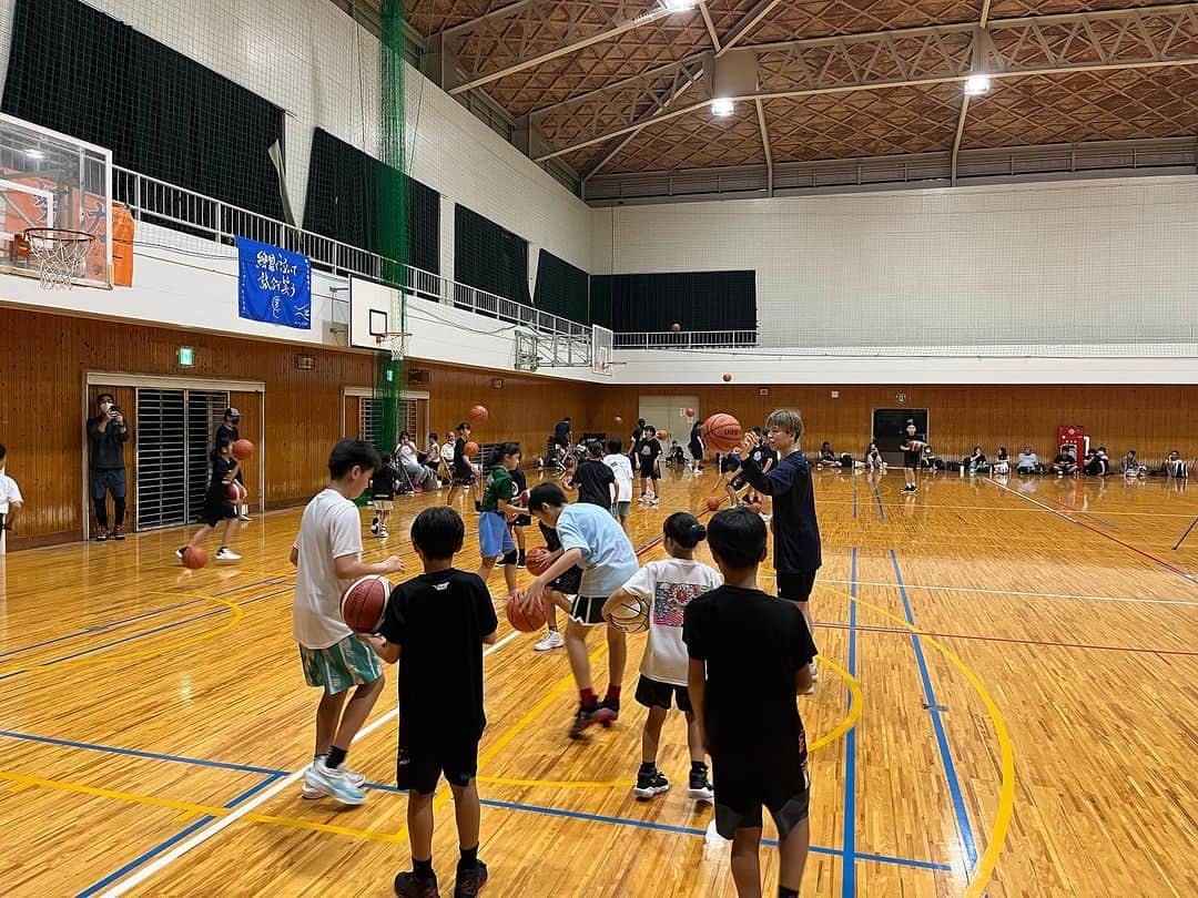 林咲希さんのインスタグラム写真 - (林咲希Instagram)「宮崎でのクリニックたくさんの子供達に来ていただいて嬉しかったです😳✨  教えるってものすごい難しいしエネルギー使うなぁと感じた2日間でした！ ただ子供達の成長がアドバイス一つですぐ上手くなったりして伸びしろたくさんありすぎました！！ 難しいこともたくさんしたけど一生懸命真似したり、挑戦してみたりしてくれて可愛かったです🥰  鯨ようかんのお店にも連れていってもらいました🤗 @ligare_miyazaki   みんなも注目してるかもですが、 明日から沖縄でワールドカップが開催されます🏀✨ 男子日本代表をみなさんで応援しましょう！！ 世界のバスケットプレイヤーが沖縄でプレーするというのも本当に素晴らしいことだなとしみじみ感じてます！ 　　　　　　　　　　　　　　　　　　　　 そしてそして、、 明日25日、福岡の『めんたいワイド』に出演するのでよかったらぜひ16:00ごろからテレビの前で準備しておいてください🥰」8月24日 19時10分 - h_kiki__7