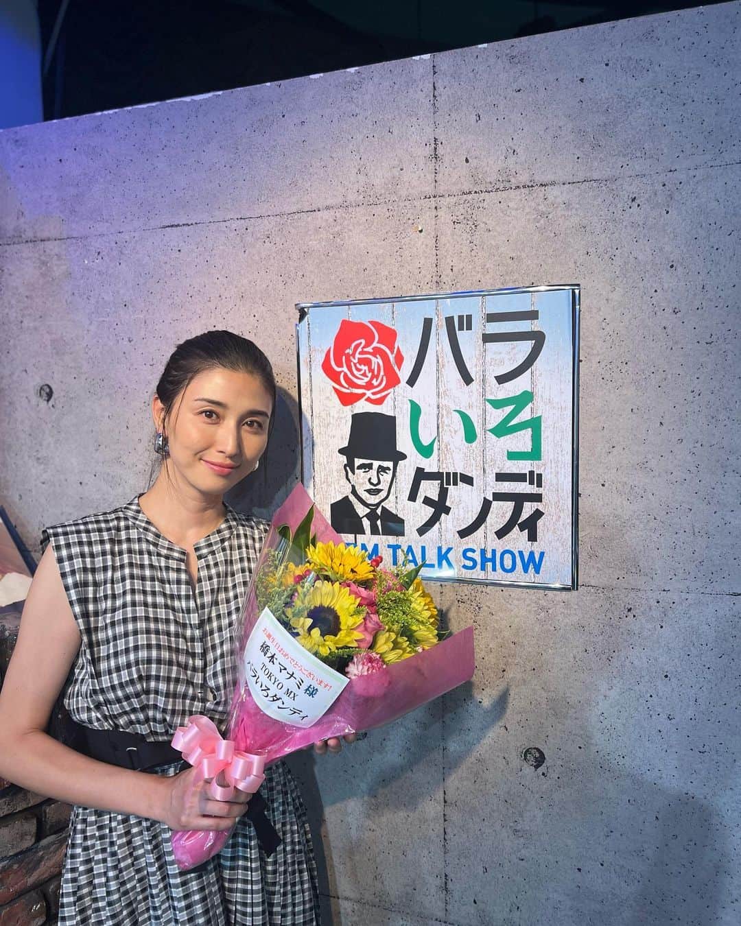 橋本マナミさんのインスタグラム写真 - (橋本マナミInstagram)「なぎこさん💕💕　@you_ren_nagiko  毎回お会いするのが楽しみです🥰 番組からお誕生日のお花もいただきました(^｡^) #バラだん に出させていただいて10年目なのです👀」8月24日 19時11分 - manami84808