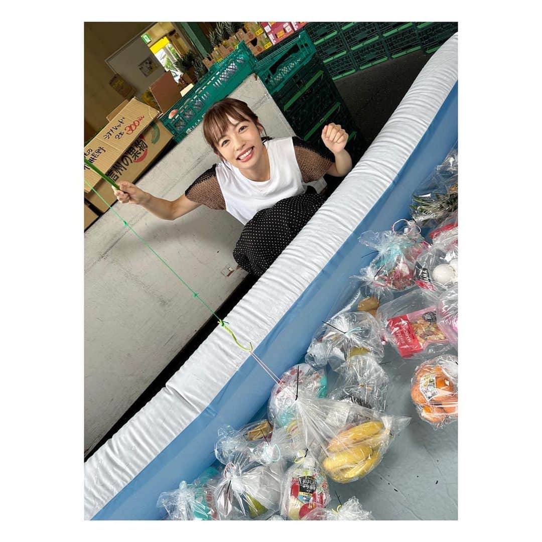 阿部芳美のインスタグラム：「今日の中継も楽しかった〜🥹✨ 美味しくてお値打ちなフルーツがいっぱい🍎🍉🍍🥝  お店で売っているかき氷も、 帰りに買って食べちゃいました😎🍧笑 美味しかった〜！！！  バナナ祭りは26.27日開催だそうですので、 皆さん24時間テレビと同時にお楽しみください☺️笑  #ハピネスバナナ #キャッチ中継」