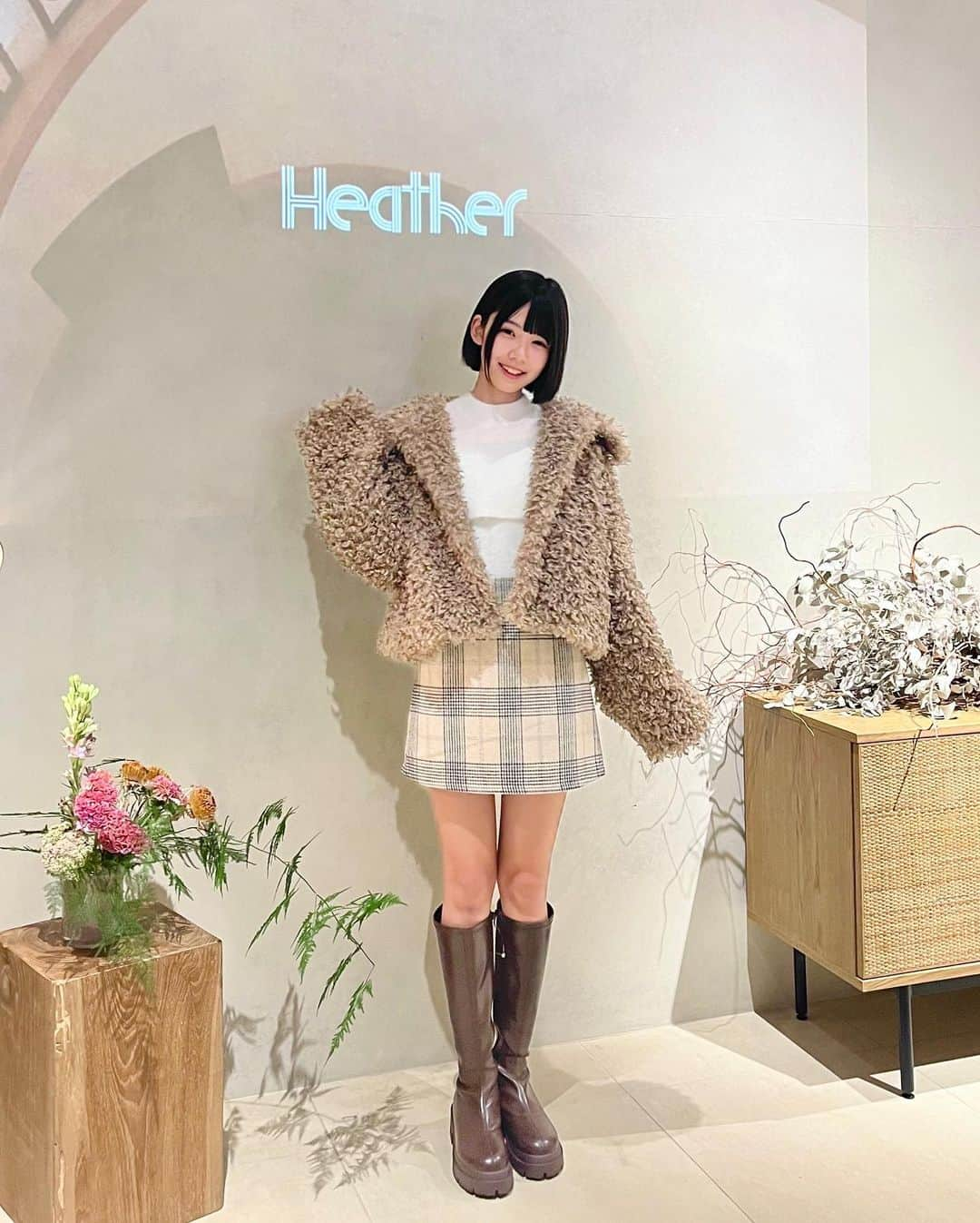 伊藤沙音のインスタグラム：「.  Heather2023 Ａ/W 展示会！Part 2  甘いカフェオレコーデ☕️  ふわもこのアウターに一目惚れ🤎‪  あざと可愛いオープンショルダーのトップスを合わせてみました！  チェックのスカートやファーの帽子も秋冬アイテムでかわいかった♡  今日もInstagramに遊びに来てくれてありがとう🎀  #伊藤沙音 #シャノン #淡甘ガーリー#シャノンコーデ #nicola #ニコラ #ニコモ  #Heather#ヘザー#ヘザーの新作#aw展示会」