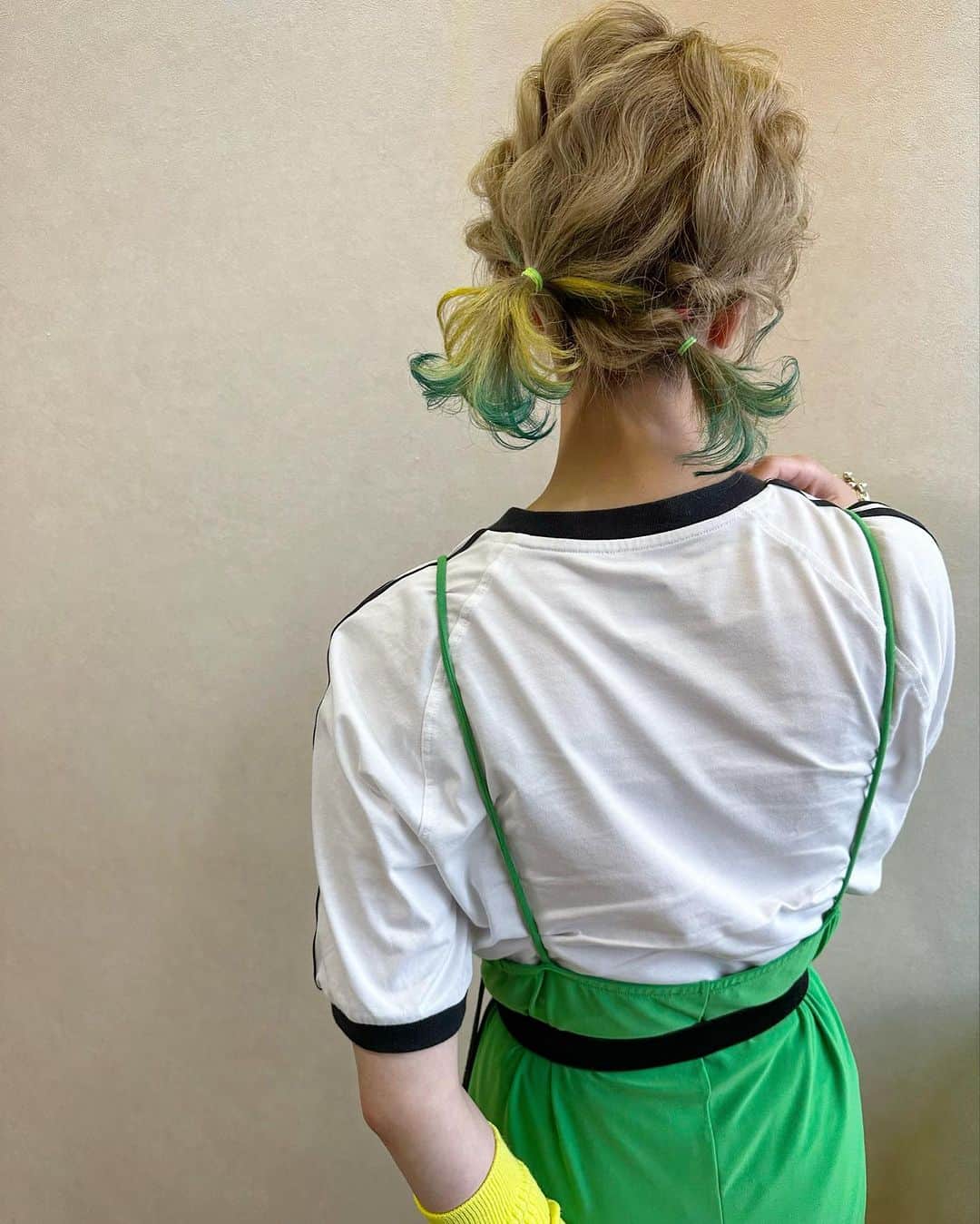 カワノ ヨウヘイのインスタグラム：「✴︎ 先日の　@demi_academia_ で開催させていただいた#トイロクション　×ヘアアレンジセミナーのスタイル✨ ✴︎ それぞれファッションに合わせたカラーとアレンジをさせていただきました✨ ✴︎ ボクの個人的に好きなデザインが派手だけど派手すぎないカラーにヒトクセあるけど街に馴染むアレンジなので、それを活かして提案させていただきました✨ ✴︎ 毎回、セミナーでもカワイイを作ろうと施術して、後から『可愛かった』って言ってもらえるとやっぱりホッとします😊 ファッションに合わせてカラーやアレンジをする事自体はいつもやってるけどセミナーとなるとまた違った緊張感があって楽しいです✨ ✴︎ まだまだセミナーは続きので受講者の皆さんはお楽しみに✨ ✴︎ ボクにいつもチャンスをくださる関係者の皆さん、本当にありがとうございます😊 まだまだカワイイを創り続けます✨✨✨ ✴︎ ✴︎  ✴︎ ✴︎  GATE.（月火金土） 大阪市北区堂山町1-5 B1 ✴︎ TRUNK（水木日） 大阪市西淀川区野里3-2-19 1F ✴︎ 大人カワイイカラーとヘアアレンジで最高に可愛くさせていただきます✨ ✴︎ ダメージレスなブリーチに透明感あるカラーが得意でお仕事の都合で明るくできない方にも最適なカラーをオススメします✨ ✴︎ 質問や気になることはお気軽にDMしてください。  #大阪美容室#大阪美容師#梅田ヘアアレンジ#御幣島ヘアアレンジ#インナーカラー#デートアレンジ#カジュアルヘアアレンジ#ヘアアレンジ#梅田美容室」