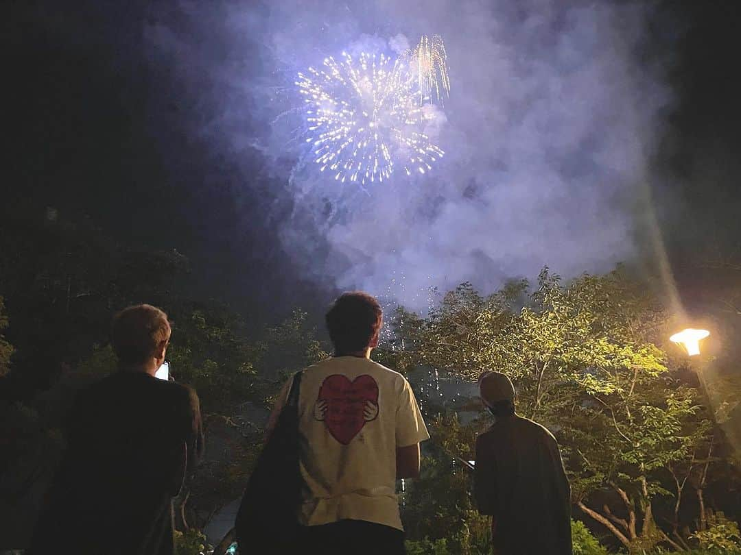 梶剛さんのインスタグラム写真 - (梶剛Instagram)「先日の国分寺町の夏祭り楽しかったなぁ！  テンション高い沢山のお客さんの前でお笑いやって！  近くで花火観て！  最高でした！  #香川県 #国分寺町 #江西あきよし #ムーディ勝山 #ハロー植田」8月24日 19時15分 - kajitsuyoshi