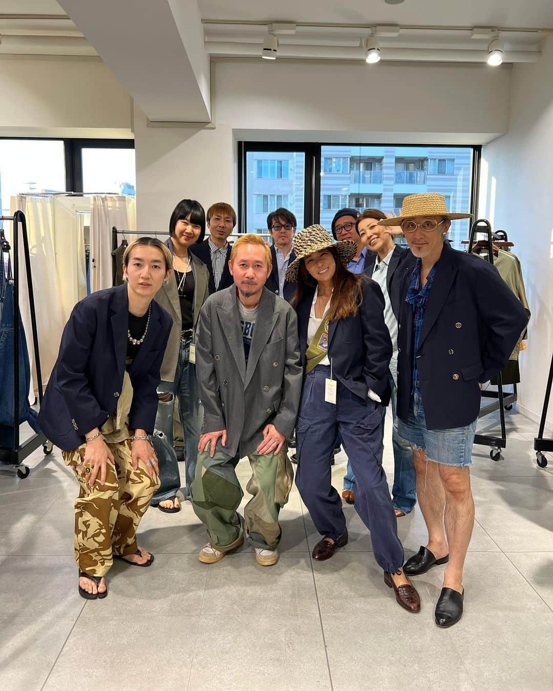 のインスタグラム：「昨日は金ちゃんと竹井くんを巻き込んで @johnbull_private_labo @sewing_chop_oalls @rebear_by_johnbull の展示会へ  ありがたいことに長いこと色々とお取り組みをさせていただいていることもあって、ここにくるとなんだか親戚の家に遊びに来たみたいな感覚になってしまう  コラボで毎度繰り広げられる私の拙い表現をかっこよく形にしてくれる恩賀さんはしばらく会わない間に金髪になっていてしばらく気付けず.....(新しい人入ったんだくらいに思っていたｺﾞﾒﾝﾅｻｲ) 恩賀さんも私が気づくまで声かけないでおこうと思っていたようで「わー！やだ！久しぶり」ってなるまでかなりな間があったり笑  最後にみんなで #freemanssportingclub のジャケットを着て📸 好きだな、この感じ  いつもワチャワチャお騒がせなのに温かく対応してくださる皆さま本当にありがとうございます  #johnbullprivatelabo  #sewingchopoalls  #reberbyjohnbull  #途中すんごく嬉しいサプライズがあった」