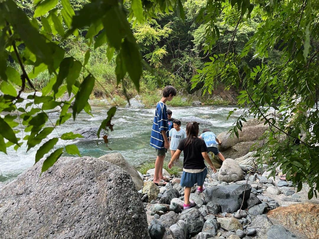 木庭弥生のインスタグラム：「仲良し家族と久しぶりのキャンプ🏕️  子ども達がみんな楽しそうで嬉しい時間でした🥰  夜は一面の星空に感激🌌 道志川は綺麗で気持ちが良くて最高の2日間だったな☺️  2023.08.22〜23  #水源の森  #水源の森キャンプランド  #道志村  #夏休み」