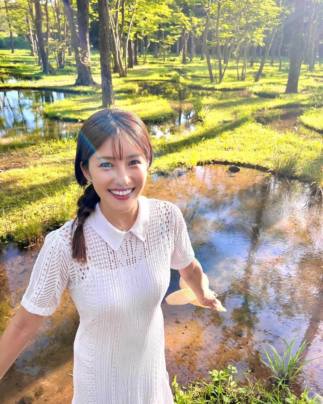 神田れいみさんのインスタグラム写真 - (神田れいみInstagram)「🌳  毎日暑いので すこしでも涼しげな写真を👧🌿  実際はとても暑くて 睫毛から汗が滴っていました(*_*)  2枚目、虹色の太陽光が綺麗です🌈」8月24日 19時20分 - kandareimi