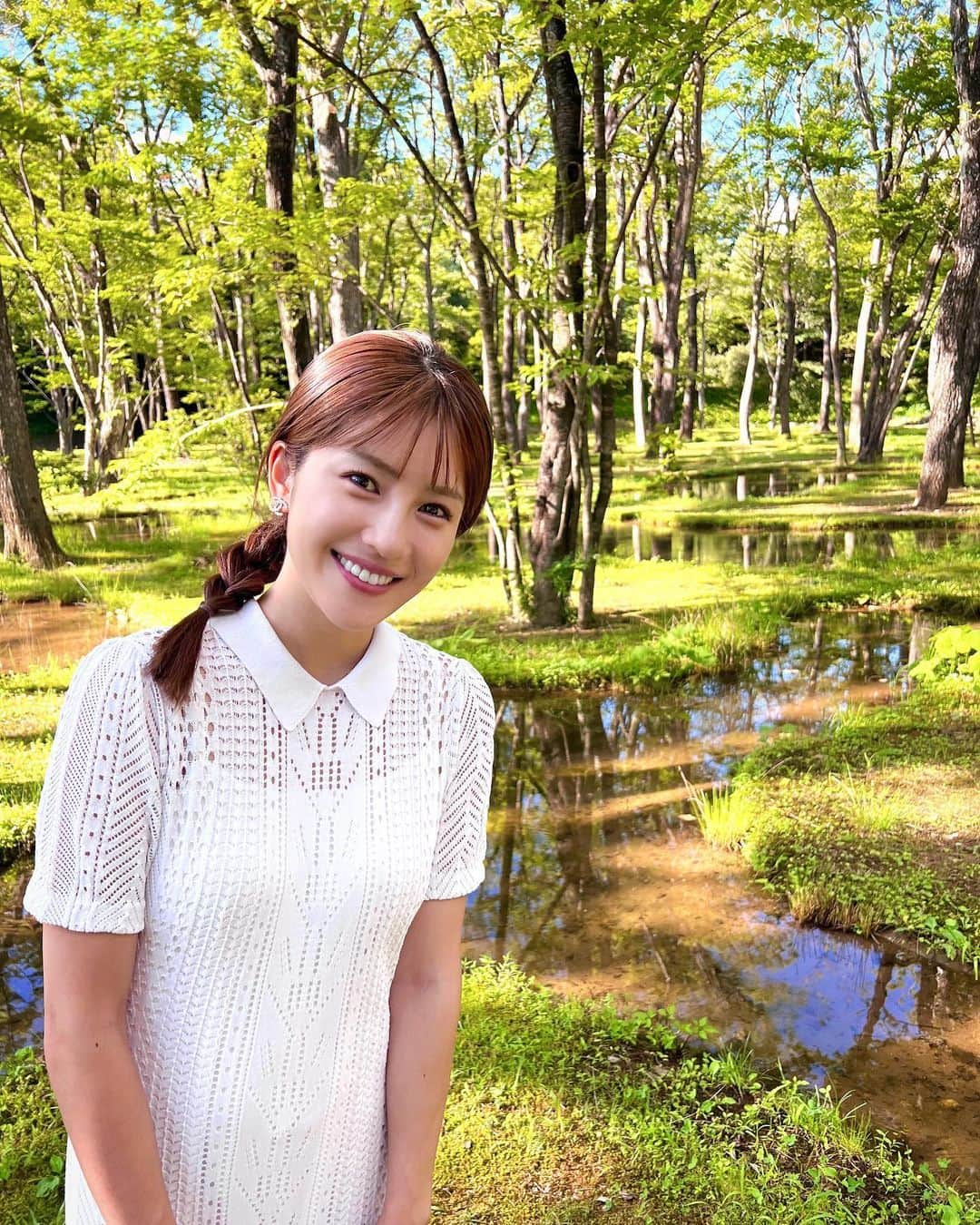 神田れいみのインスタグラム：「🌳  毎日暑いので すこしでも涼しげな写真を👧🌿  実際はとても暑くて 睫毛から汗が滴っていました(*_*)  2枚目、虹色の太陽光が綺麗です🌈」