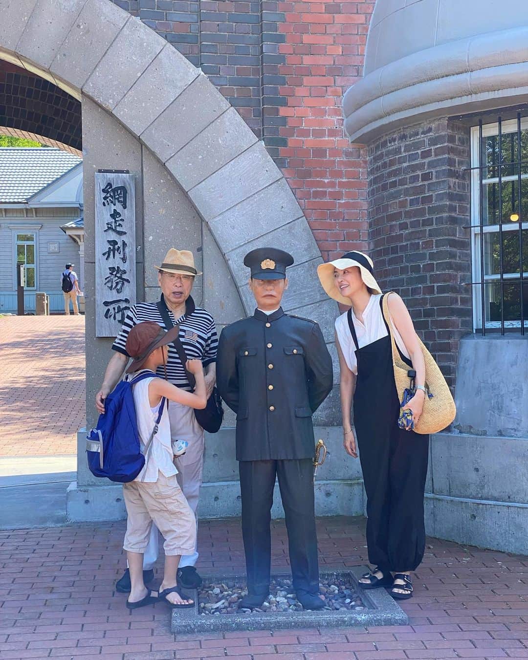のインスタグラム：「観測史上最も高い気温を記録した猛暑の北海道。(東京より暑いって、、、😵) 暑い暑いと言いながら、最終日まで遊び倒した夏休みの備忘録🌻  ①こら叩くな👹  ②昭和の脱獄王・白鳥由栄が脱獄した部屋  ③ほぇ〜〜〜  ④⑤人形がリアル👀✨  ⑥フェリシモのカタログ撮影できそうな全身フェリシモルックwith当時の伝達方法であった伝書鳩🐦  ⑦タオル凍りました  ⑧目に入ったソフトクリームは食べると決めているラーメン刑事🍦🍜  ⑨律子ばあちゃんにもらったお小遣いで買った、お土産コーナーにあった刀のおもちゃ⚔️ (機内持ち込み出来ずに良男じいちゃんに持ち帰ってもらい後日送ってもらうことになるとはこの時はまだ知らない)  ⑩野菜と肉の割合は7対3だと毎回力説して教えてくれる母律子の餃子🥟うまし🥟 ・ #網走監獄  #博物館網走監獄  #網走監獄博物館 #白鳥由栄 #オホーツク流氷館  #夏休み #あぁ楽しかった」