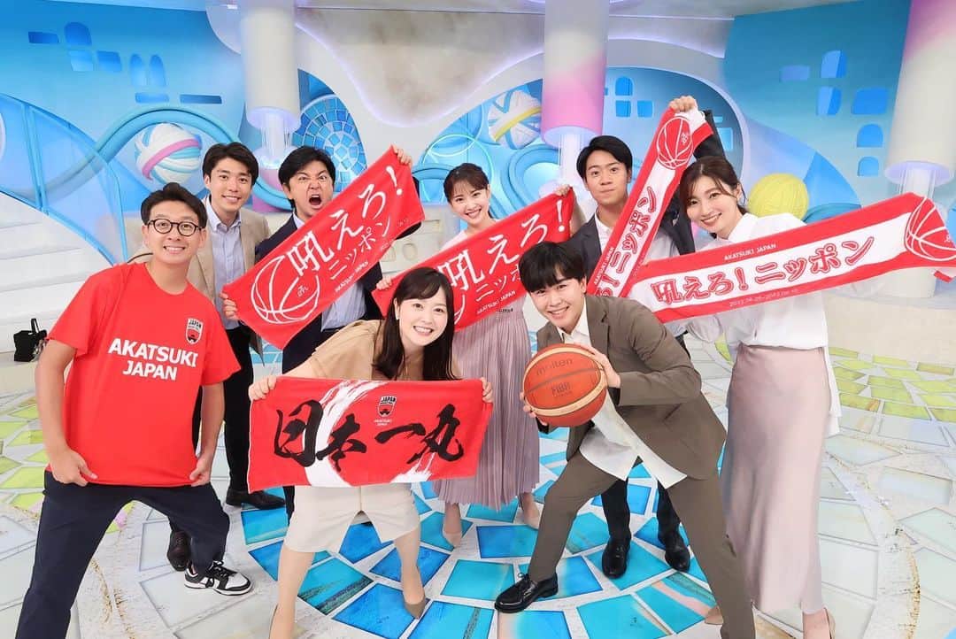 畑下由佳のインスタグラム：「．  年長者が1番吼えてる頑張れ日本🇯🇵🏀な写真  と、  同期でありZIP前半チームのザッキーと共演するのは、とんでもなくレア！ということで、記念撮影🤝  #バスケ #バスケットボール  #アカツキジャパン #🏀  #snidel」