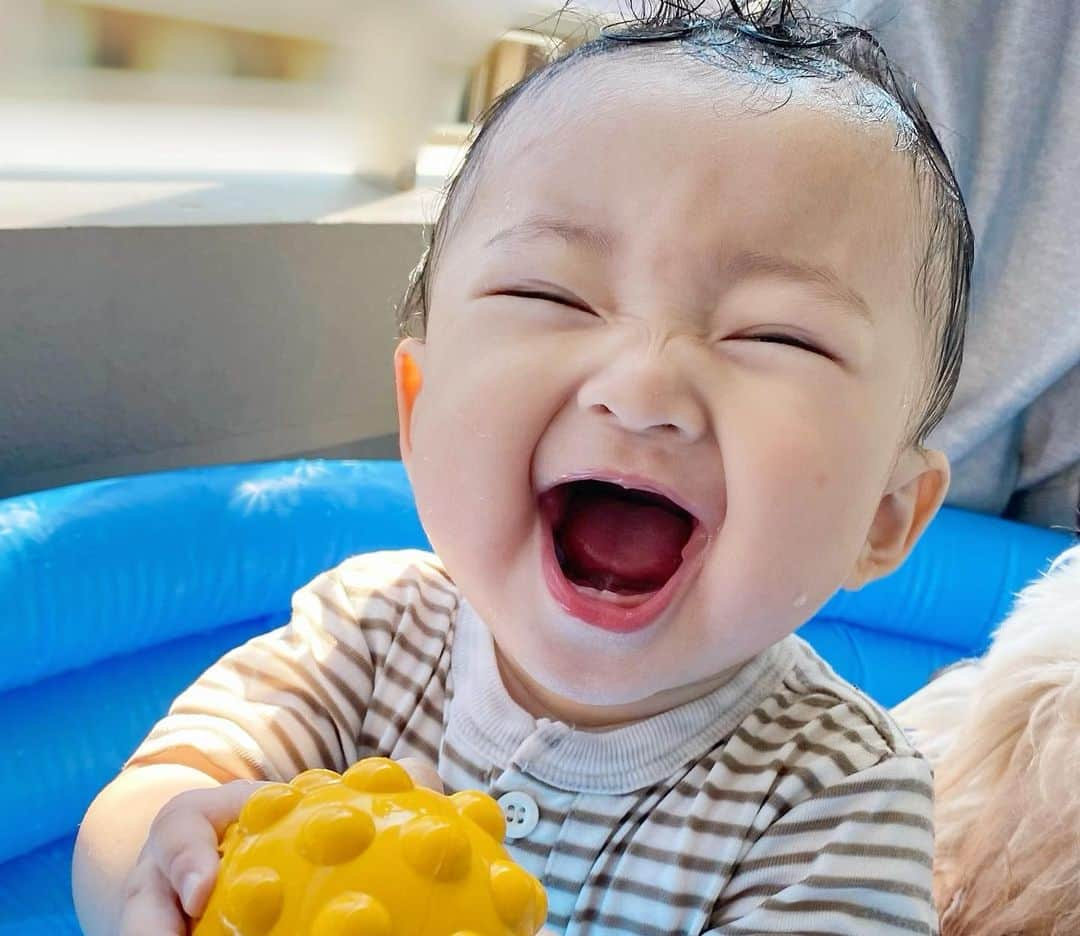 宮原幸恵さんのインスタグラム写真 - (宮原幸恵Instagram)「夏の思い出👶🏻🐶  暑〜い暑〜〜〜い夏の日の午後。  お出かけするには暑過ぎるね🥵 ってことで 急遽パパが買ってきてくれたプール✨  はじめてベランダで 水遊びしてみたよ🥰  ふたりともとっても楽しそうで 可愛かったなぁ💓  子どもたちの笑顔が 多ければ多いほど パパ・ママの休日満足度が上がるね😚🎶  パパ準備してくれてありがとう🫶  せっかくだから あと一回くらいまた プール遊びしたいなぁ👨🏻👩🏻🐶👶🏻☀️  #モフモフとモチモチ #モフモフとモチモチの夏休み」8月24日 19時25分 - yu.ki.0117