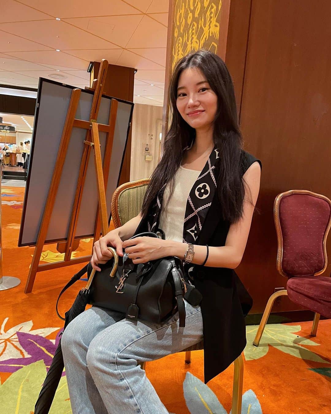 金子実加のインスタグラム：「映えない場所×映えない表情 おいでやす〜🙇‍♀️ちゃうねん笑 姉妹が撮ってくれたから、 大切な貴重な写真🤳 近くに住んでないし、 すぐに会えないから、 毎回離れる時は涙出ちゃう🤣 もう良い歳なのに🤣🤣🤣 やっぱり家族はとても大事👸🏻 何を撮るも大事だけど、 誰が撮ってるも凄く大事✨✨✨  当たり前の日常の笑顔が 何よりも大切だったりする。  また笑顔で会おうね😆 いつも帰省するまで、 とりあえず頑張ろうって 決めてる。 長期的な目標も大事だけど、 身近なイベントや目標を立てるのも とてもおススメだよ！ 大きな事を成し遂げる前に、 目の前にある小さな目標達成を大事にしていこう！！  頑張る😤💪」