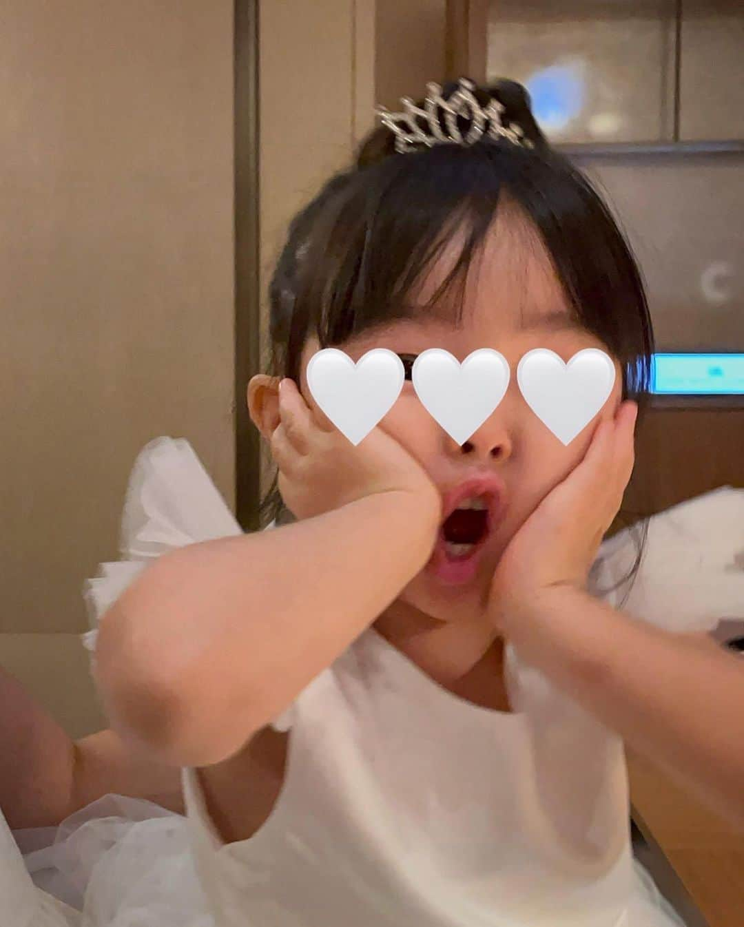 丸林広奈さんのインスタグラム写真 - (丸林広奈Instagram)「先日は娘の4歳の誕生日でした🎂 九州帰省して家族みんなに会えてずっとテンション上がりっぱなしのおちび…👧 リアクションが最高なので今年もサプライズのしがいがありまくりでした🤭✨ 家族みんなが沢山笑って、明るくhapppyにする存在。子供のパワーってすごいなあと日々感じます😊  娘が私の人生を明るく引っ張る、先生みたいな存在な気がする🥹  これからも天真爛漫で育っていってほしい…♡」8月24日 19時25分 - hironamarubayashi