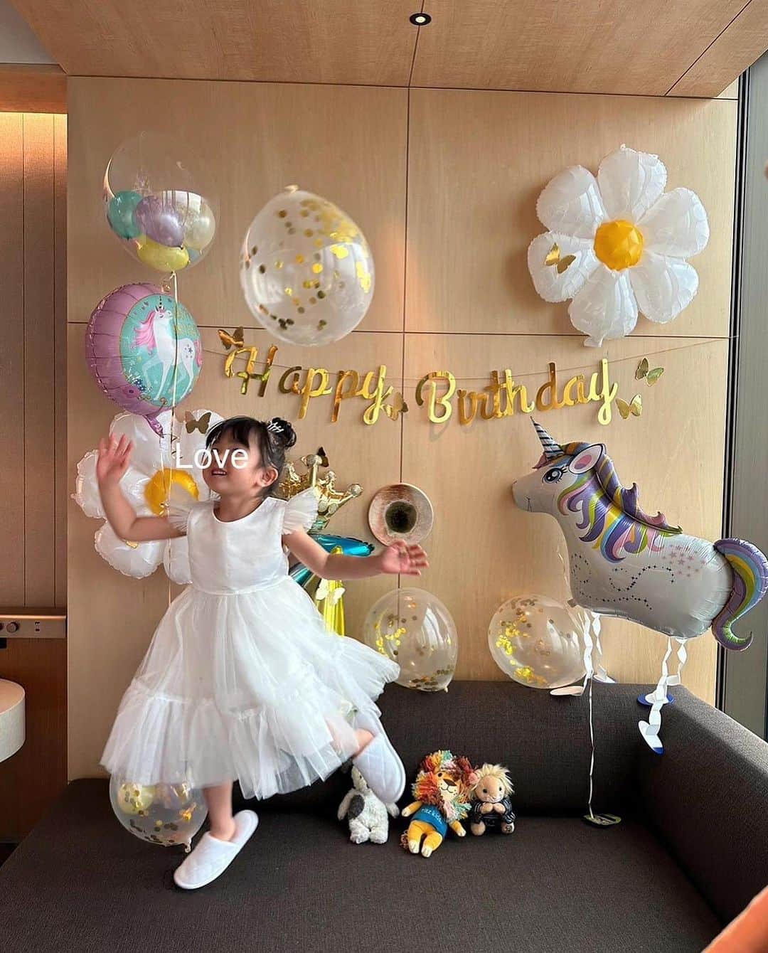 丸林広奈さんのインスタグラム写真 - (丸林広奈Instagram)「先日は娘の4歳の誕生日でした🎂 九州帰省して家族みんなに会えてずっとテンション上がりっぱなしのおちび…👧 リアクションが最高なので今年もサプライズのしがいがありまくりでした🤭✨ 家族みんなが沢山笑って、明るくhapppyにする存在。子供のパワーってすごいなあと日々感じます😊  娘が私の人生を明るく引っ張る、先生みたいな存在な気がする🥹  これからも天真爛漫で育っていってほしい…♡」8月24日 19時25分 - hironamarubayashi