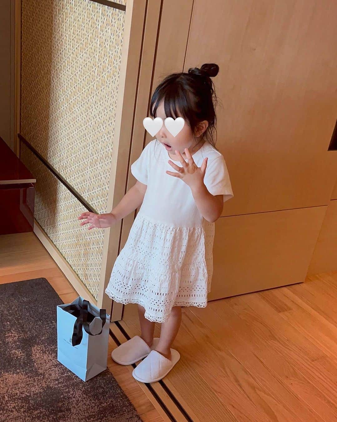 丸林広奈さんのインスタグラム写真 - (丸林広奈Instagram)「先日は娘の4歳の誕生日でした🎂 九州帰省して家族みんなに会えてずっとテンション上がりっぱなしのおちび…👧 リアクションが最高なので今年もサプライズのしがいがありまくりでした🤭✨ 家族みんなが沢山笑って、明るくhapppyにする存在。子供のパワーってすごいなあと日々感じます😊  娘が私の人生を明るく引っ張る、先生みたいな存在な気がする🥹  これからも天真爛漫で育っていってほしい…♡」8月24日 19時25分 - hironamarubayashi