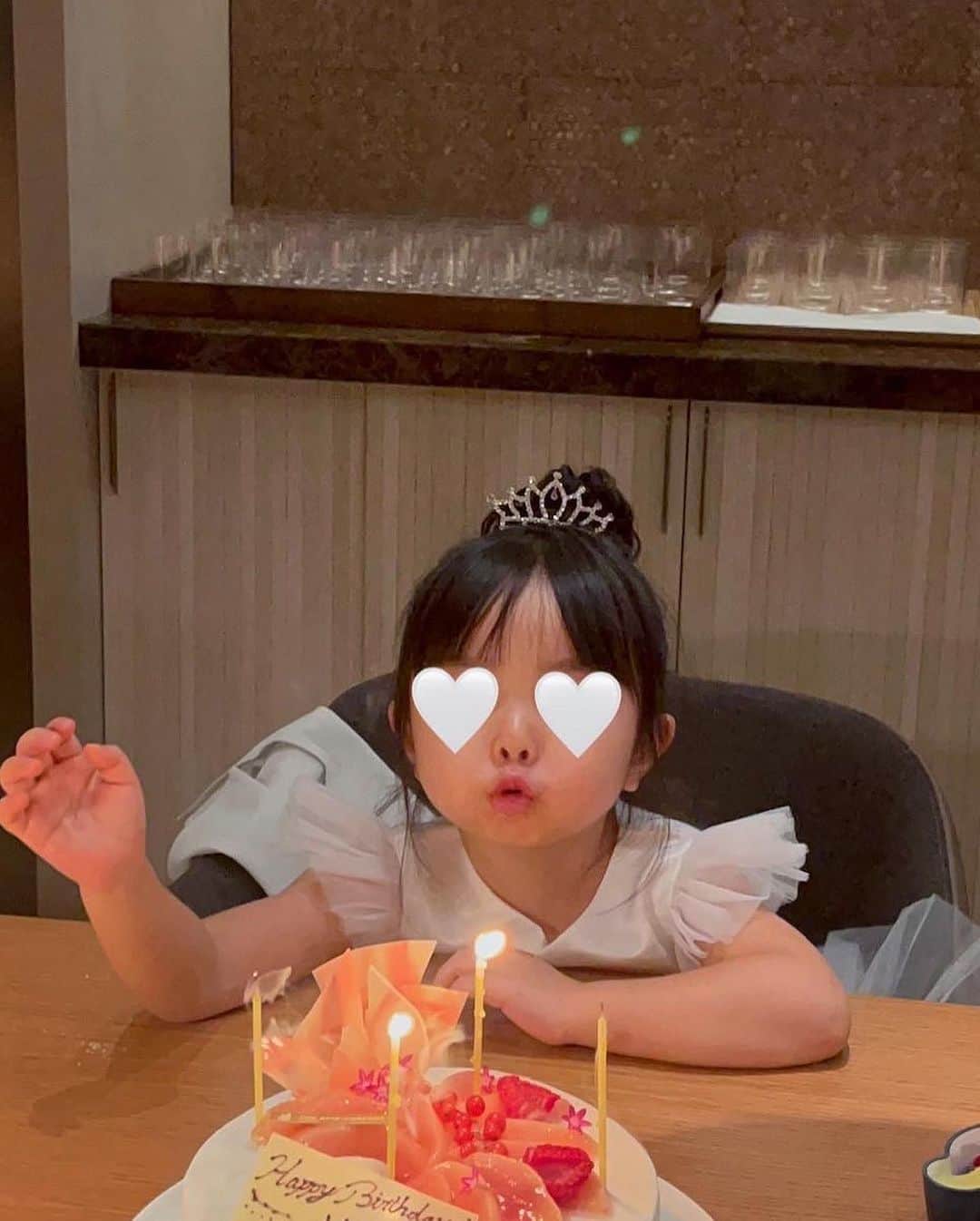 丸林広奈さんのインスタグラム写真 - (丸林広奈Instagram)「先日は娘の4歳の誕生日でした🎂 九州帰省して家族みんなに会えてずっとテンション上がりっぱなしのおちび…👧 リアクションが最高なので今年もサプライズのしがいがありまくりでした🤭✨ 家族みんなが沢山笑って、明るくhapppyにする存在。子供のパワーってすごいなあと日々感じます😊  娘が私の人生を明るく引っ張る、先生みたいな存在な気がする🥹  これからも天真爛漫で育っていってほしい…♡」8月24日 19時25分 - hironamarubayashi