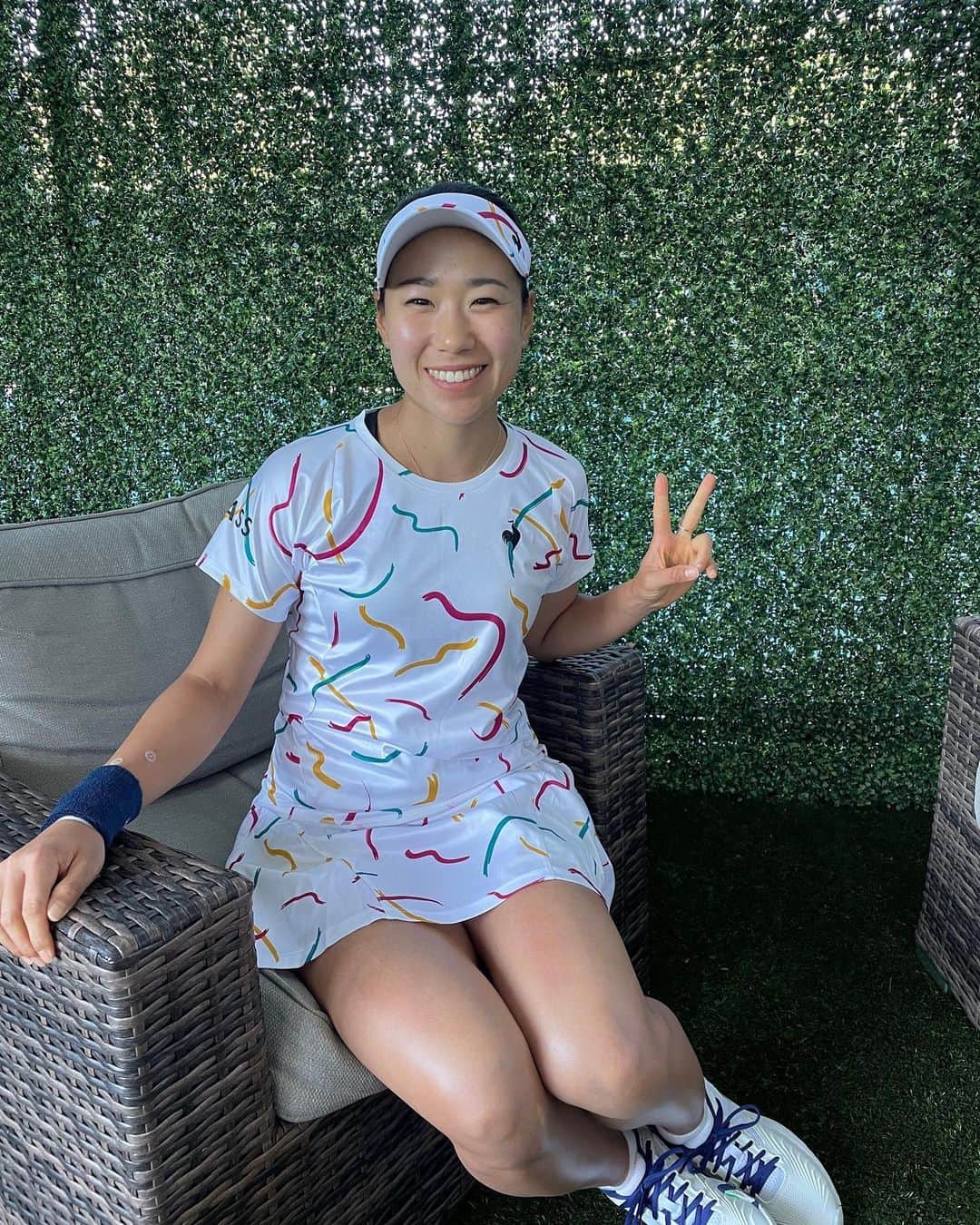 日比野菜緒のインスタグラム：「USオープンは予選一回戦負けで、今回のヨーロッパ・アメリカ遠征は終了です。  後半はケガに苦しめられましたが、今回の遠征でテニス選手として大きく成長出来た実感があります！ 引き続き、あまり結果に一喜一憂せずに、自分の精一杯を積み重ねていきたいと思います！  (自分の中の)予定よりずいぶんと早い帰国🥲ですが、休養と練習の時間が取れると前向きに考えて、日本の大会で良いプレーが出来るように頑張ります！  9月に日本のテニスファンの皆さまと会場でお会い出来ることを楽しみにしています😊✨」