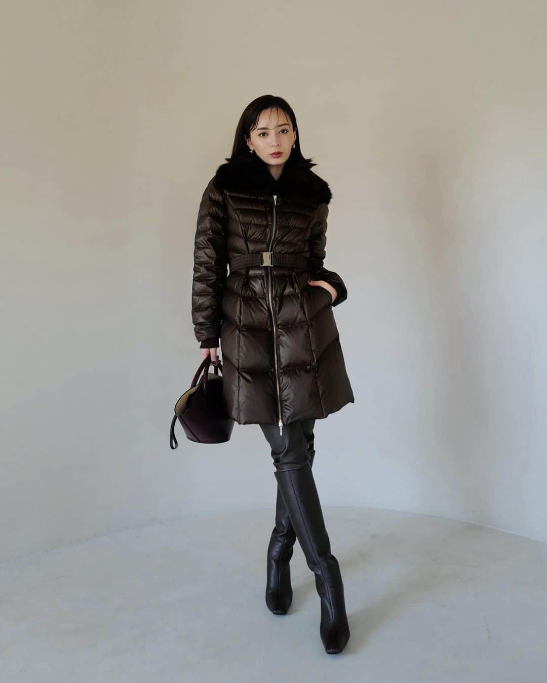 中村麻美のインスタグラム：「⁡ 2way fur collar down coat ⁡ 綺麗目に着られるダウンコートをつくりました。 早速PRE ORDER、ご好評いただき嬉しいな♡♡ ⁡ 付属のベルトでウエストマークして スタイリッシュに着こなすのがおすすめ✨ もちろん前を開けてさらっと羽織るのも◎ ⁡ 全体的に細身なシルエット&ウエストはくびれさせているので、ダウンコートでも着膨れせず、スタイルを綺麗に見せてくれるのが嬉しいポイント♡ ⁡ 首元のファーは取り外し可能です。 ⁡ 軽くて暖かい、高品質なヨーロピアンダウンを使用しているので、真冬までしっかりと活躍してくれます😌 ⁡ brown / beige の2色展開 ⁡ #anuans #anuans_2023aw #outercollection #preorder」