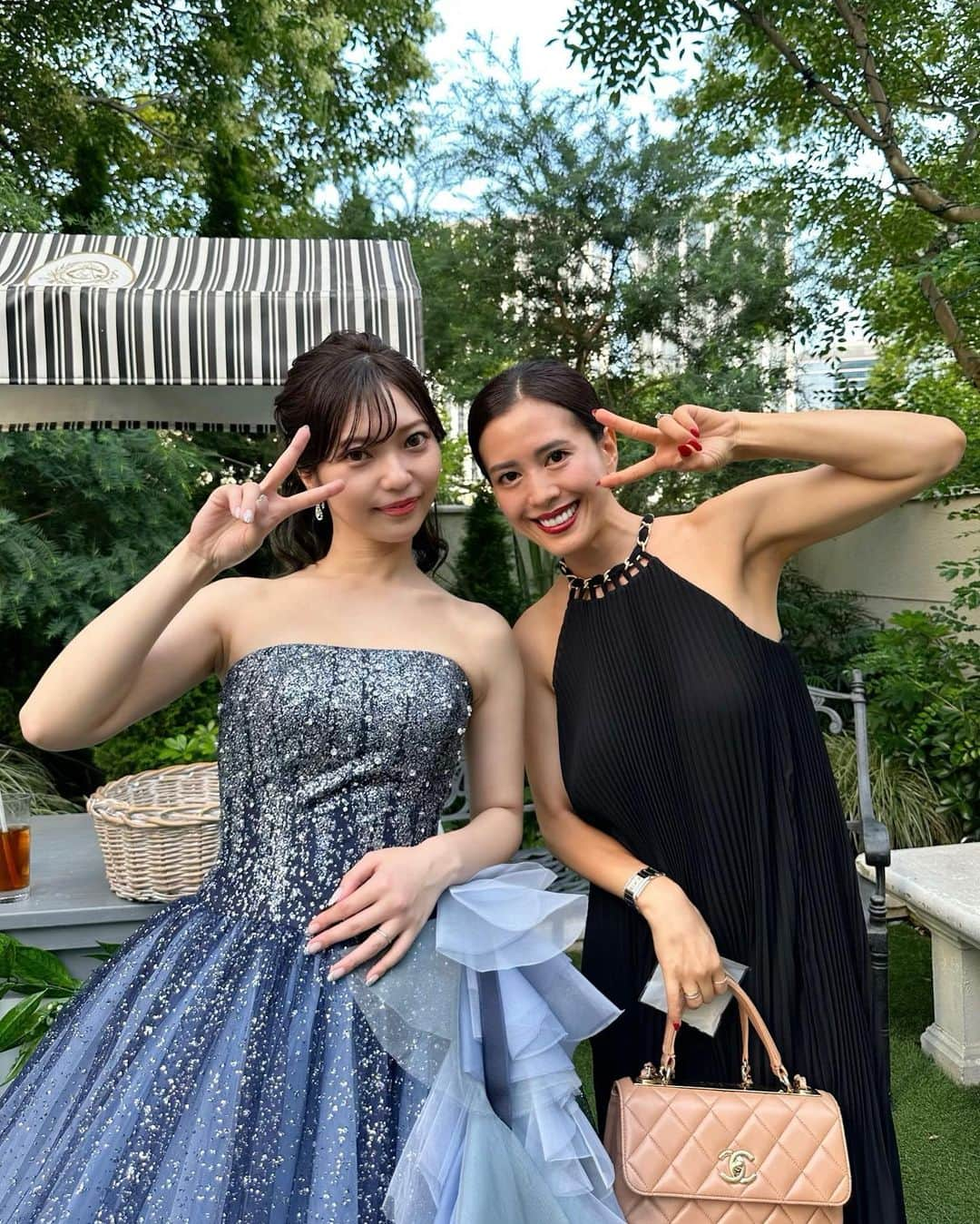 黒田麻理耶のインスタグラム：「👰‍♀️💐 . 杏奈ちゃん(@annaichitaka)の挙式＆披露宴へ💒✨ . marqueeの登録モデルとして出会ってから… もう10年くらいになるのかな？☺️ 可愛い妹的存在の杏奈ちゃんの結婚式に参列できて とっても幸せな気持ちになりました💓 エンターテイメントに富んだ披露宴で楽しかった〜🤵‍♂️👰‍♀️ 本当に本当におめでとう🥹❤️ . ヘアセットは毎度おなじみ「Lond 表参道店」の りこ店長(@rico___1208)にお任せ🙋‍♀️ 今回は黒のドレスにあわせて タイトなまとめ髪にしてもらいました〜🖤 . #横浜アートグレイスポートサイドヴィラ #アートグレイスポートサイドヴィラ  #結婚式  #挙式披露宴 #ウェディングヘアスタイル  #結婚式ヘアスタイル」