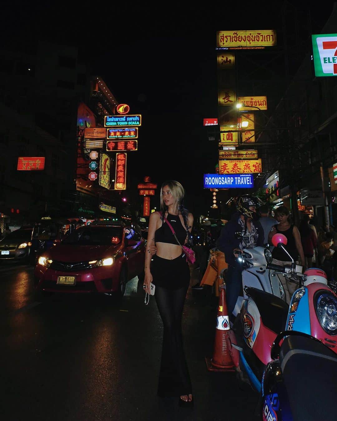 林咖安（Lyla）さんのインスタグラム写真 - (林咖安（Lyla）Instagram)「#bangkoknightlife   很少有晚上的照片 因為我差不多晚上十點就睡了😂  有時候半夜會起來 是因為晚上8點不小心睡著💤 就一路到早上6點了🫠  所以晚上有照片 真的要特別珍惜🤣🩷🫶🏼  #summervibes  #instatravel」8月24日 19時28分 - _______lyla_______