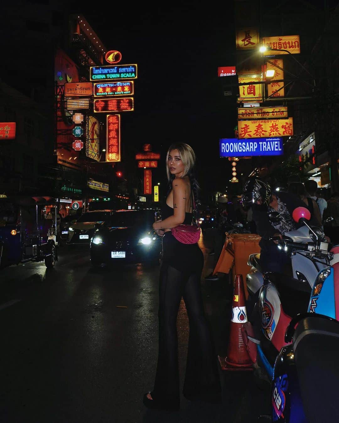 林咖安（Lyla）さんのインスタグラム写真 - (林咖安（Lyla）Instagram)「#bangkoknightlife   很少有晚上的照片 因為我差不多晚上十點就睡了😂  有時候半夜會起來 是因為晚上8點不小心睡著💤 就一路到早上6點了🫠  所以晚上有照片 真的要特別珍惜🤣🩷🫶🏼  #summervibes  #instatravel」8月24日 19時28分 - _______lyla_______