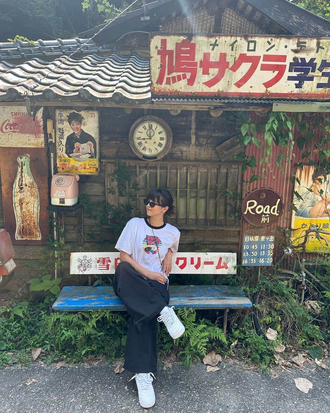 ききまるさんのインスタグラム写真 - (ききまるInstagram)「昭和レトロ♡. . . . . 📍Antique Cafe Road 静岡県掛川市大野 1776-7 .  . #無加工も可愛いと言われたい  .  .  -----------------------------  💠インスタ歴10年現在フォロワー45万人 💠猫と犬と東京のど真ん中で暮らす26歳 💠事務所無所属(フリーランス) 💠TikTok & Twitter & Therdsも 💠#旅行　#サウナ　#ダイエット  ㊙️サブスクリクションスタートしました！  →  毎日限定投稿中🙌💗登録よろしくねん  フォロー、保存、コメント嬉しいです✨       (((( 　@kikigram_97 ))))   -----------------------------  . #静岡県西部 #静岡 #静岡観光 #静岡旅行 #静岡カメラ部 #静岡デート #静岡ドライブ #国内旅行　#国内旅行好き #国内旅行大好き #旅行 #旅行コーデ #旅行好き #ドライブスポット #ドライブスポット #ドライブデート　#静岡カフェ　#カフェ巡り　#静岡カフェ巡り #静岡カフェ部 #静岡カフェ西部」8月24日 19時29分 - kikigram_97