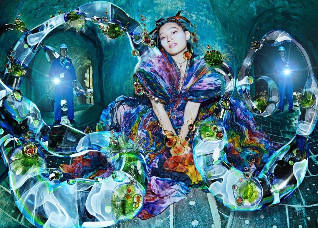 コムアイのインスタグラム：「はーー！🤓 まいど楽しい部活動 #hypefreewater のご報告です！ 今回は水環境を考えるフリーペーパーのwater-nと一緒に、大正時代(100年前！)に東京の下水を処理するために作られた旧三河島汚水処分場を訪れて撮影をしました！ 係の方お二人と私がいるこのY字に分かれた空間に、かつて東京の汚水が流れ込んでいた..！ 焼き物のタイルでカーブした床面が敷き詰められていて美しかった〜。  最近HFWは下水に意識がいきがち🫗  汚いものに興味を惹かれるっていうのもある🥶🔥 東京の汚泥あつめたものってどんななんだろ？！とゾクゾクしながら撮影してました。  海に流れ込んだものは、いずれ飲み水として帰ってくる。海の浄化作用は凄まじいけれど、健康な海を保たないことには人類の健康もない。 さてどうしたものか！  @survival_dance が仕上げてくれたアートワークの細かいところも、マニアックなインタビューも、ぜひ紙面かオンラインでじっくり眺めてー🤩🥳🥨  water-n project  Starring - KOM-I @kom_i_jp Art direction / CGI - Minori Murata @survival_dance  Photography - Genki Ito @itogenki Hair make-up - TORI @torivomit Costume - YUIMA NAKAZATO @ yuimanakazato  Production - Rina Ellingham @rina_ellingham  Planning - #hypefreewater  eBookで読めるよ🔥😳 https://water-n.com/news/1852/」