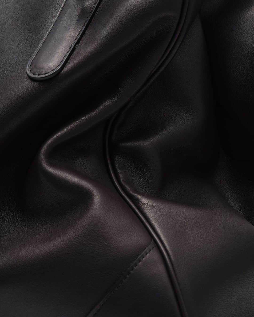 デルボーのインスタグラム：「Discover Dream Calf. ⁣ ⁣ One of the most opulent and supple leathers in Delvaux's collections, it's sourced from Switzerland and handcrafted by artisans in our French and Belgian workshops. Chosen for its exceptional softness and stability, Dream Calf is used for L'XXL, the expanded version of Delvaux's iconic Brillant. Designed to travel with you on endless adventures. ⁣ ⁣ #Delvaux」