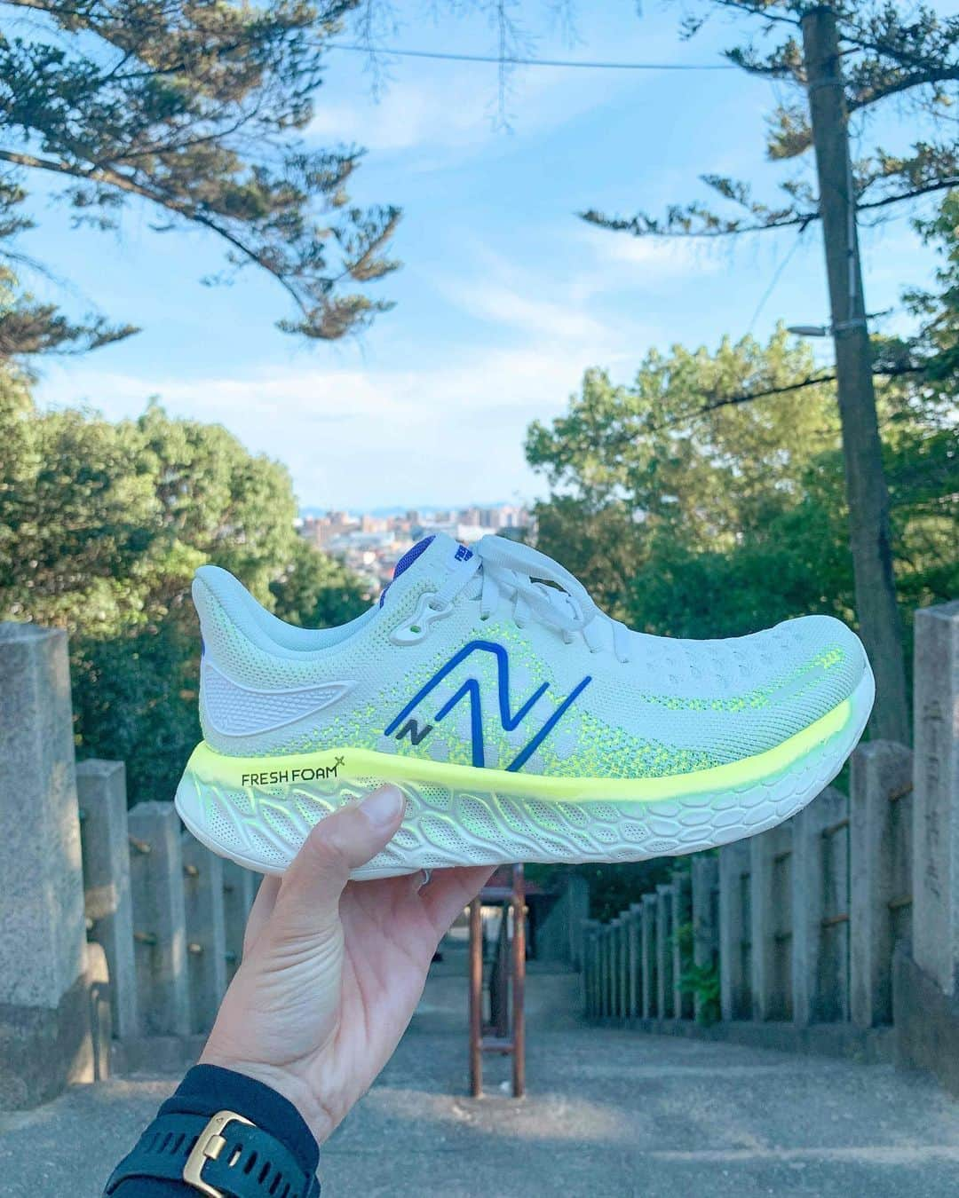 中橋舞さんのインスタグラム写真 - (中橋舞Instagram)「. 初めてニューバランスのランニングシューズ👟  "FRESH FOAM 1080 v12"  1週間履いて走ってみた☺️ ジョグしたり ビルドアップ走したり 階段ダッシュにも履いてました🏃‍♀️💨💨  ---------------------------------------------  ☑︎クッション性が高い →調べたところ見た目でも分かるように FRESH FOAM Xという踵から前の方まで 柔らかい厚みのあるソールになってます  初心者ランナーにもすごくいいと思う◎ あとは長い距離を走るのにも◎  ☑︎幅広さんにgood →BとDの2種類のウイズ展開で足幅に合わせて 選ぶことができます◎  ☑︎ニット素材で柔らかい履き心地 →あまりニット素材のランシュー👟を履くことがなかったけど 柔らかい素材で履き心地もいいし　 普段履きもあり◎長く歩けそう👟  個人的には ダッシュをしたり、インターバル という練習よりかは ジョグ、LSDに活用したいシューズ👟  長く走り続ける フルマラソンにも しっかり走りにサポートしてくれそうなシューズです！  ☑︎メンズ・ウィメンズ商品で カラーバリエーションも◎  ☑︎サイズ選びに迷った時は、2足購入しフィッティングした後でも返品可能な「ランニングシューズ返品無料」サービスも、NB公式オンラインストアにて実施中だそうです☺︎  ---------------------------------------------  #ランニング #run #岡山の夏 #ランニングスポット #ランニングシューズ #ニューバランス #newbalance #pr #ランニング女子 #ママランナー #japanphoto #japanphoto_now #okayama #japaneserunner #走って辿り着いた景色 #階段ダッシュ #NB #freshfoam #フレッシュフォーム #フレッシュフォーム1080」8月24日 19時31分 - mai_nakahashi