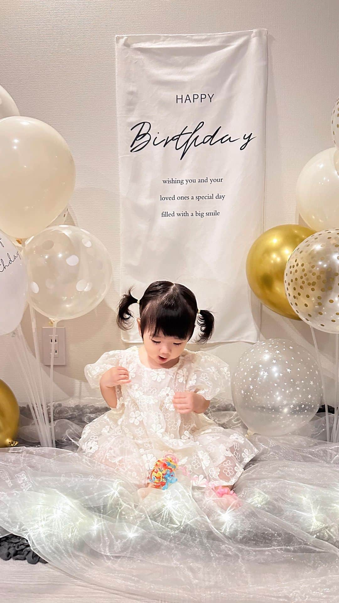 川崎美海のインスタグラム：「〜1歳〜 Happy Birthday真弥🕊🌿  一年前の今日 パパとママの元に生まれて来てくれてありがとう。 私もママになって1歳になった今日。 今だに写真見返すと涙出てくる。 生命誕生の感動、 妊婦時代の辛さ、 出産の大変さ、 本当いつまでも忘れない。 でもね初めて真弥を抱いた時幸せしか感じなかった。 真弥が思ったより長くて大きくて お股ちょと裂けて縫われててもそんなの関係なしで真弥が可愛くて可愛いくて愛おしかった。 アドレナリンきれて何日かはお股痛いしか言ってなかったけどね😂😅  本当に一年あっという間 何もかもが初めてで 全て肩の力が入るし 何に対しても神経質になってた… 出産後すぐパパ出張で1ヶ月いなくて 夜中中も家の中で何周も何周も歩いて 3日ろくに寝れなかった時も…  でも本当親の偉大さを知った 母父には感謝しきれません。  私は本当出産後もずっと 半年間体調悪くて身体だるくてキツくて 精神も3回崩壊したw発狂した でも娘はどんな時も世界一可愛いんだ。愛してる。  最近は本当意思疎通が沢山できる様になって 会話も通じる様になって来たからもっと可愛い。 成長すればするほど本当また更に可愛いっ  本当食いしん坊でお腹空いたらすぐ 「あむあむあむあむ」と連呼してくる(笑) ご飯の時は、手を合わせて、「いただきます。」 「ご馳走様。」手を伸ばして「ちょーだい」も出来るし、 名前呼ぶと手上げて「はーい🙋‍♀️」するし 「バイバイ」も出来る様になった。 ソファーもあんよから降りるんだよって教えたら1人で足からきちんと降りれる様になった。 本当子供って覚えるの早いなぁとビックリしてます。 そして、真弥は本当ティノ🐶が大好き❤︎ ティノも本当に優しいお兄ちゃん。 この2人みてると毎日ほっこりします。  最近は本当後追いヤバくて大変だけど、 こんなにくっついて来てくれるのもあと何年かなんだろうなぁ〜と今この長く一緒にいれる時間を大切に過ごして行きたいと思います☺️  1歳も笑顔いっぱい愛いっぱい溢れる日々を一緒に過ごして行こうね❤︎  真弥は、ママとパパのたからものだよ 生まれてきてくれて本当にありがとう。  #一歳　#1歳誕生日　#birthday #初めての誕生日　#8月24日」