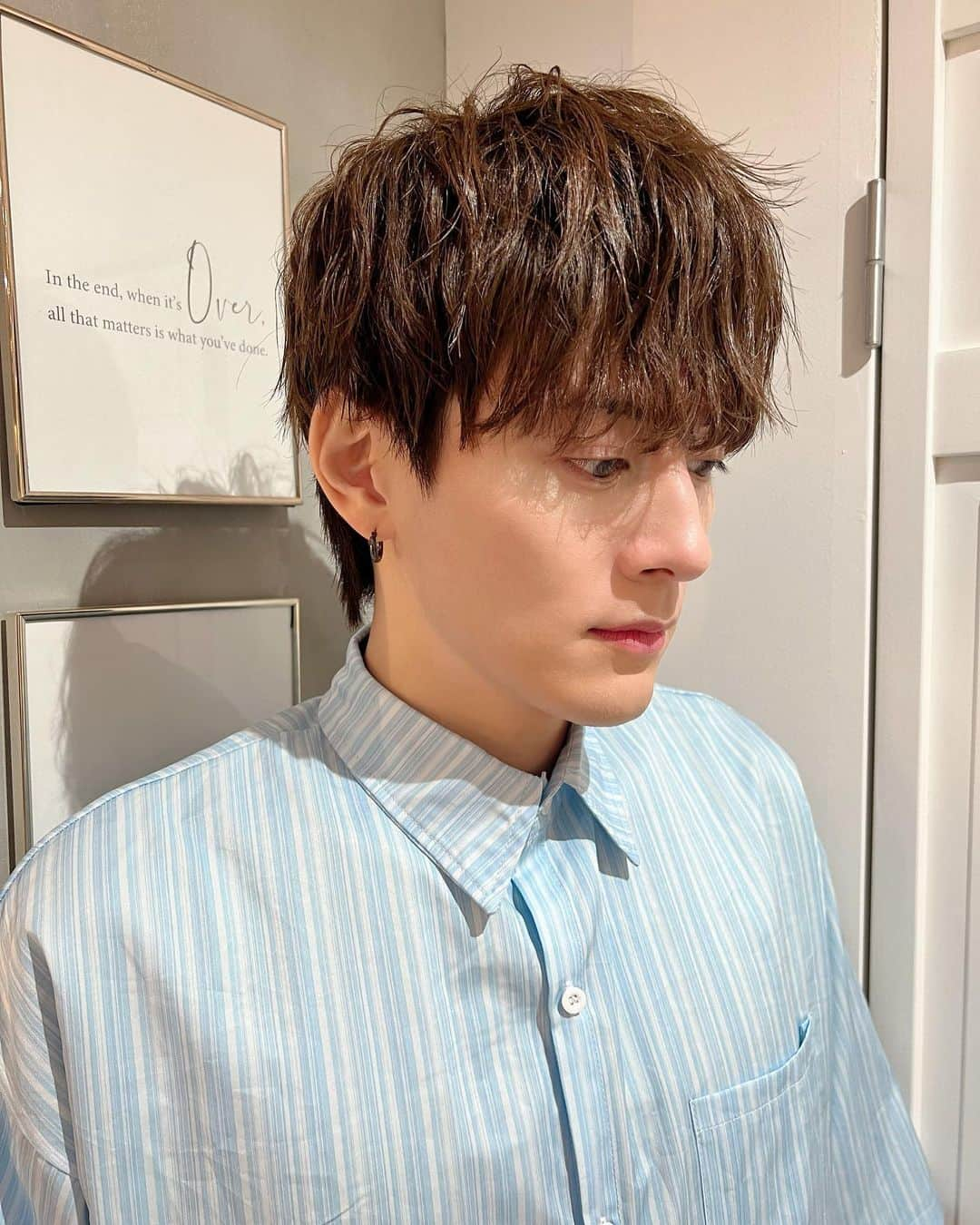 向山毅さんのインスタグラム写真 - (向山毅Instagram)「new hair style.  先日の特典会イベントで、 @sakamoto_takuto にヘアメイクしてもらいました💇 髪が綺麗やとテンション上がるね✨ ファンの皆さんとお会い出来る貴重な機会なのでしっかりとしてもらいたくてね😊  たくと、誕生日当日やったのにありがとう😊 僕も誕生日プレゼントもらったので、分厚い物をプレゼントしました🎁w 好きな物をGETして下さい😊  いつもありがとう😁 ６枚目はたくとの悪戯🤣w  #向山毅 #show_wa #昭和歌謡 #ムード歌謡  #singer #vocalist #artist #model  #hair #menshair #hairstyle #zina #shibuya」8月24日 19時32分 - take_solidemo