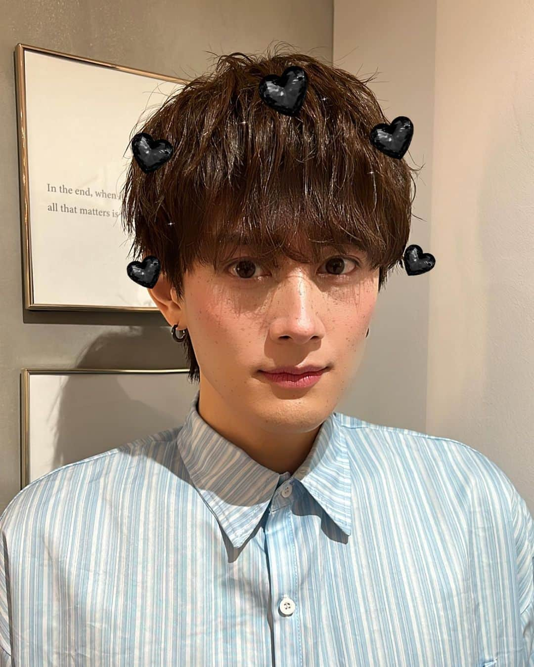 向山毅さんのインスタグラム写真 - (向山毅Instagram)「new hair style.  先日の特典会イベントで、 @sakamoto_takuto にヘアメイクしてもらいました💇 髪が綺麗やとテンション上がるね✨ ファンの皆さんとお会い出来る貴重な機会なのでしっかりとしてもらいたくてね😊  たくと、誕生日当日やったのにありがとう😊 僕も誕生日プレゼントもらったので、分厚い物をプレゼントしました🎁w 好きな物をGETして下さい😊  いつもありがとう😁 ６枚目はたくとの悪戯🤣w  #向山毅 #show_wa #昭和歌謡 #ムード歌謡  #singer #vocalist #artist #model  #hair #menshair #hairstyle #zina #shibuya」8月24日 19時32分 - take_solidemo